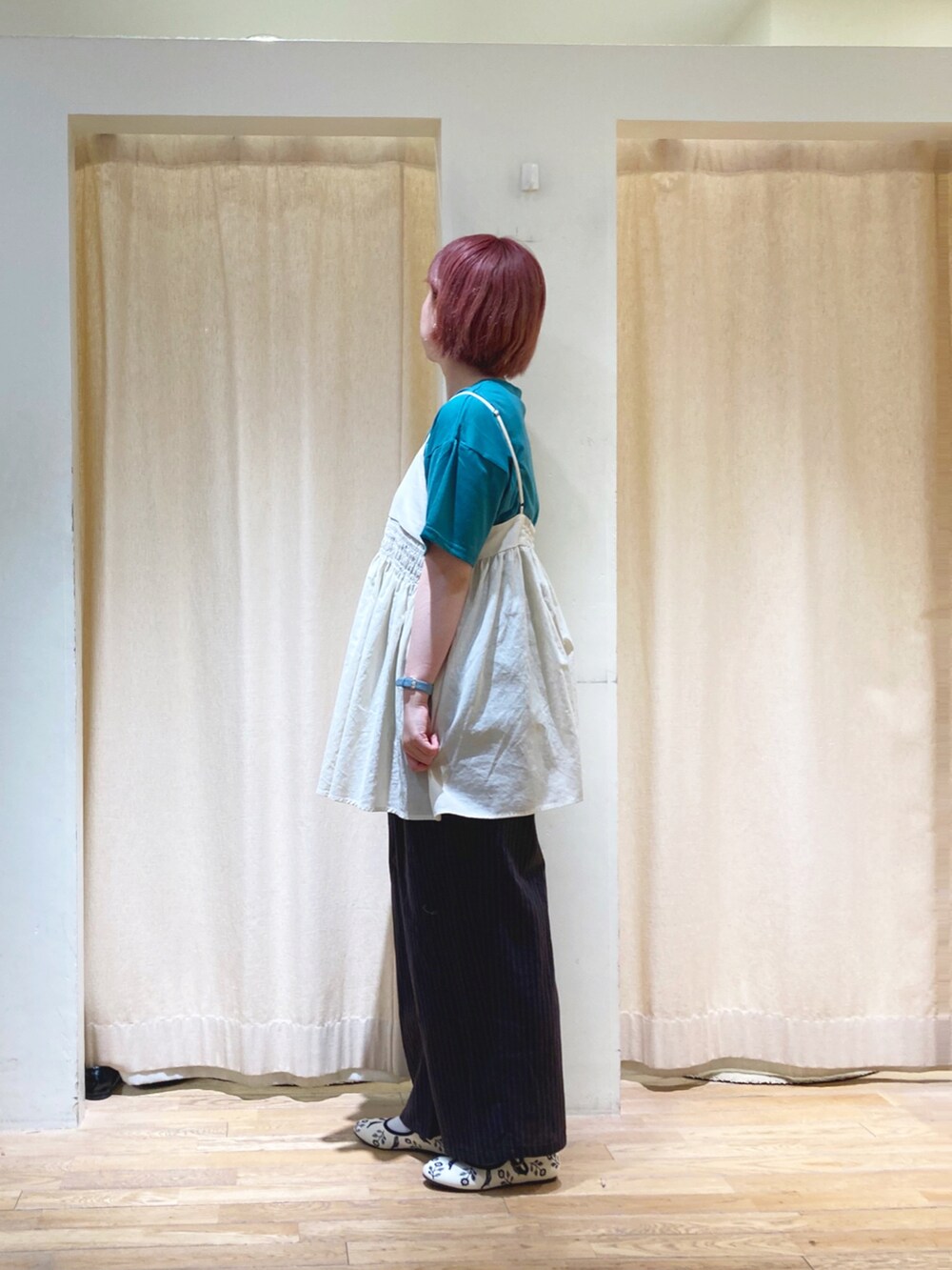 グリーン系のTシャツ/カットソー、ホワイト系のチュニック、ブルー系のその他パンツを着用したレディースの夏コーディネートの2枚目の写真