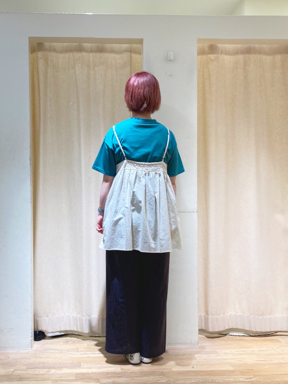 グリーン系のTシャツ/カットソー、ホワイト系のチュニック、ブルー系のその他パンツを着用したレディースの夏コーディネートの3枚目の写真