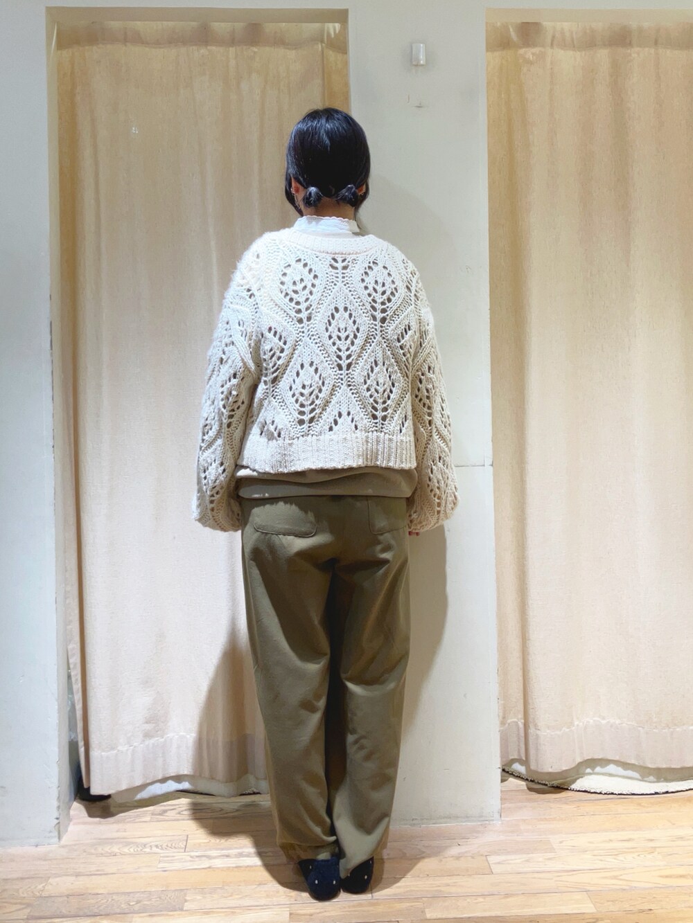 ホワイト系のシャツ/ブラウス、ベージュ系のニット/セーター、ホワイト系のカーディガン/ボレロを着用したレディースの冬コーディネートの3枚目の写真