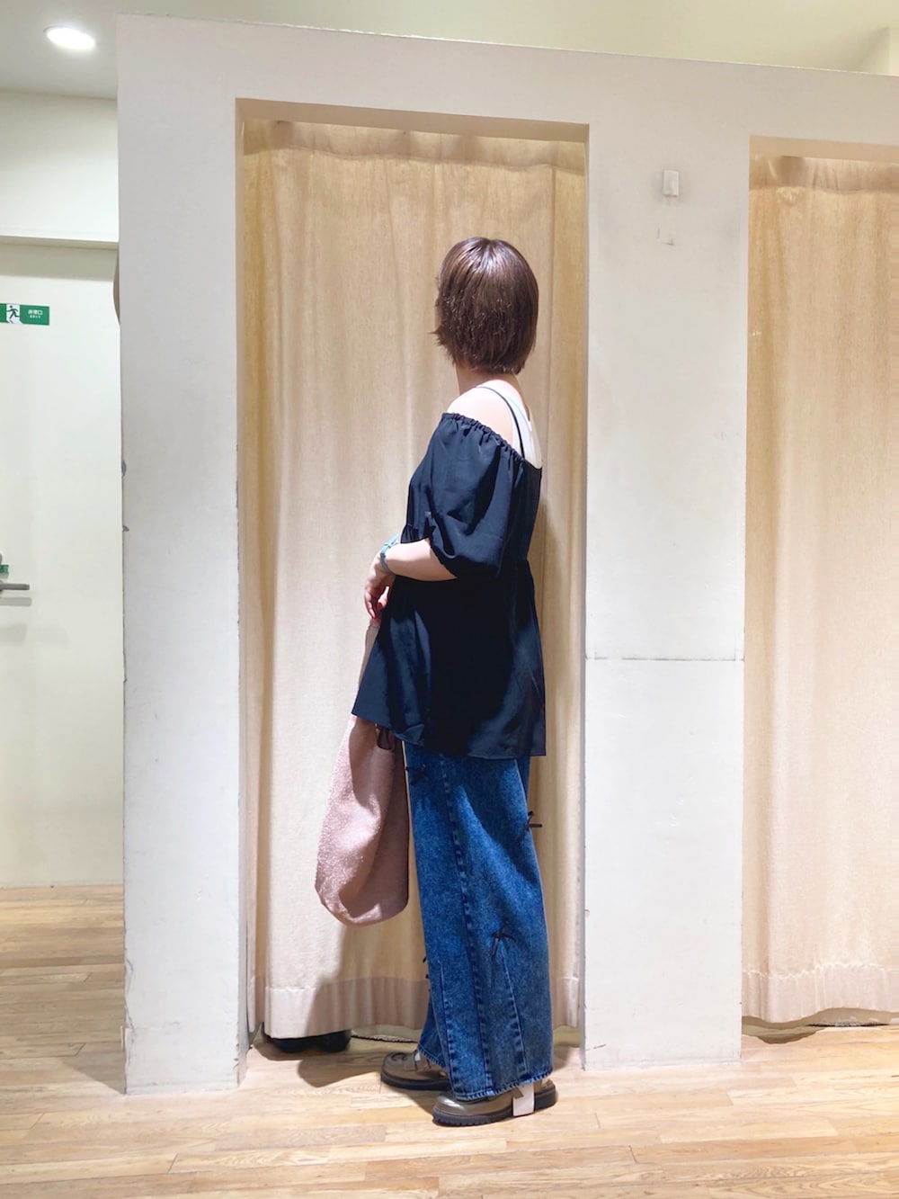 ブラック系のシャツ/ブラウス、ピンク系のハンドバッグ、ブルー系のデニムパンツを着用したレディースの夏コーディネートの2枚目の写真