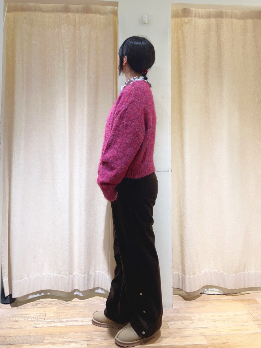 グレー系のTシャツ/カットソー、レッド系のカーディガン/ボレロ、ブラウン系のその他パンツを着用したレディースの冬コーディネートの2枚目の写真