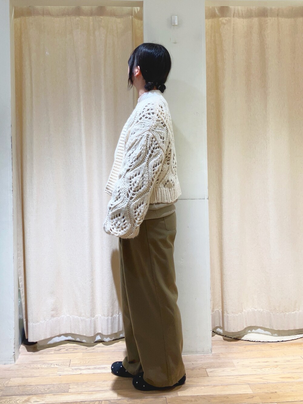 ホワイト系のシャツ/ブラウス、ベージュ系のニット/セーター、ホワイト系のカーディガン/ボレロを着用したレディースの冬コーディネートの2枚目の写真