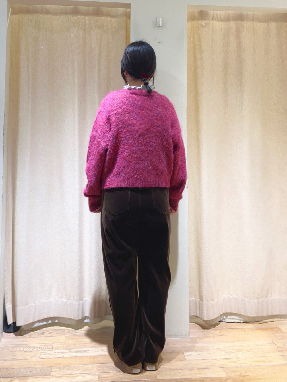 グレー系のTシャツ/カットソー、レッド系のカーディガン/ボレロ、ブラウン系のその他パンツを着用したレディースの冬コーディネートの3枚目の写真