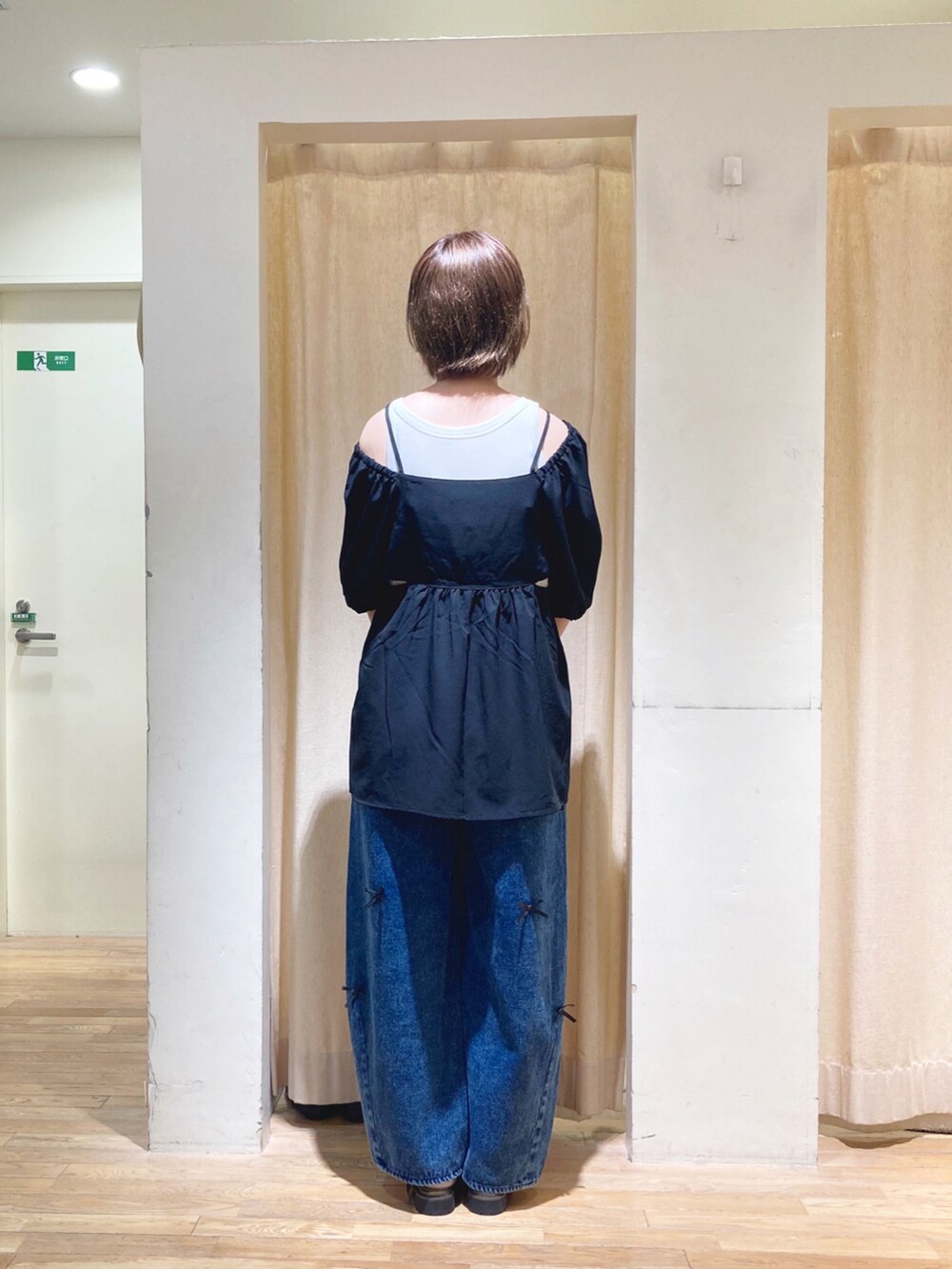 ブラック系のシャツ/ブラウス、ピンク系のハンドバッグ、ブルー系のデニムパンツを着用したレディースの夏コーディネートの3枚目の写真