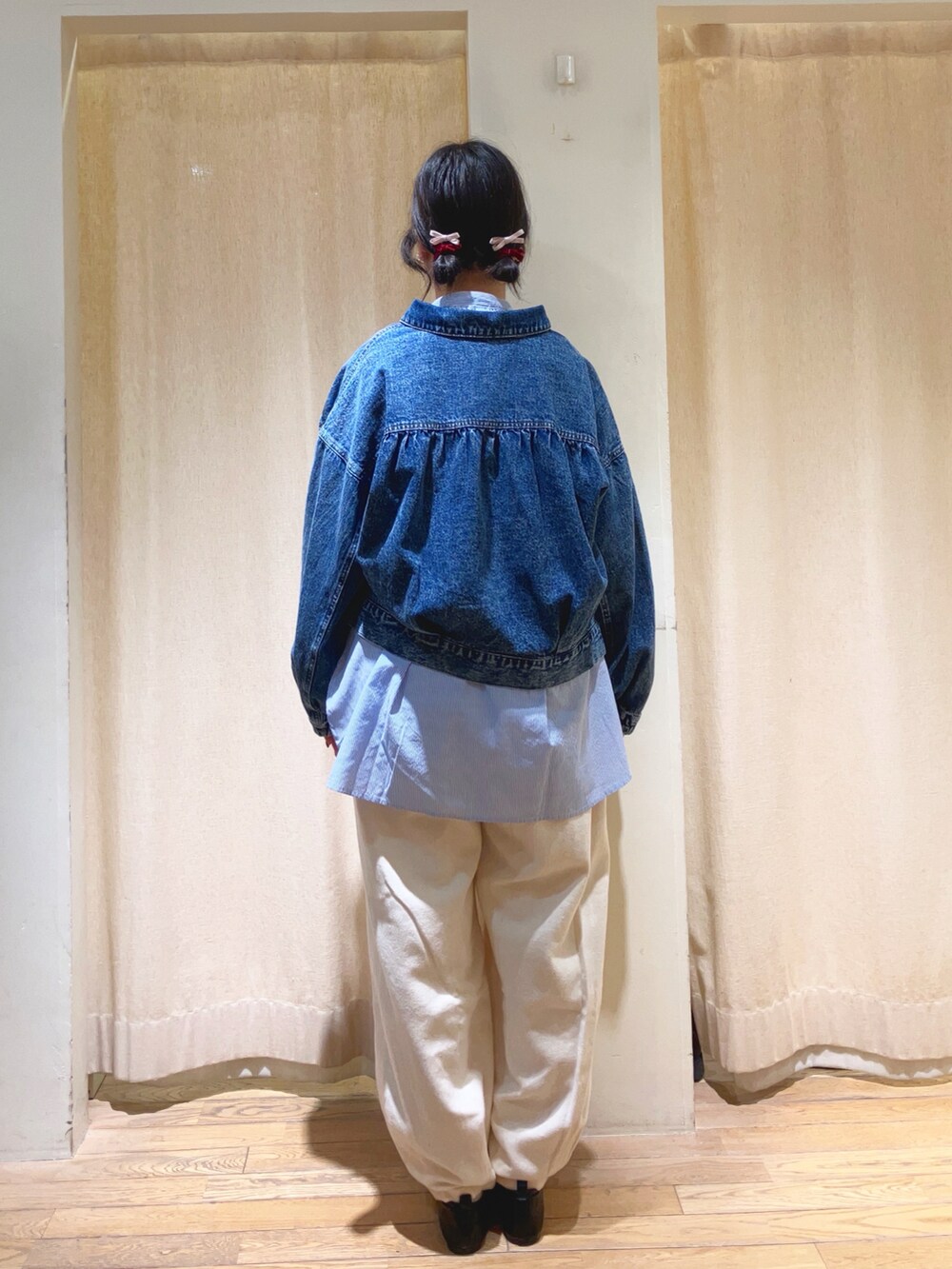 「Samansa Mos2、サマンサ モスモス(Samansa Mos2)、春コーデ、カジュアル、デニムジャケット、バンドカラーシャツ、コクーンパンツ」｜「Samansa Mos2のケミカルウォッシュデニムGジャン（ノーカラージャケット、ブルー系）」を使った、春さん（レディース・157cm）の春コーディネートの3枚目の写真