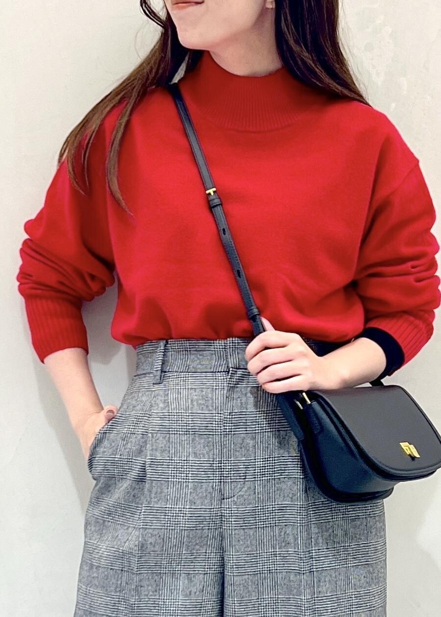 ブラック系のショルダーバッグ、ブラック系のブーツ、ブラック系のその他パンツを着用したレディースの冬コーディネートの4枚目の写真