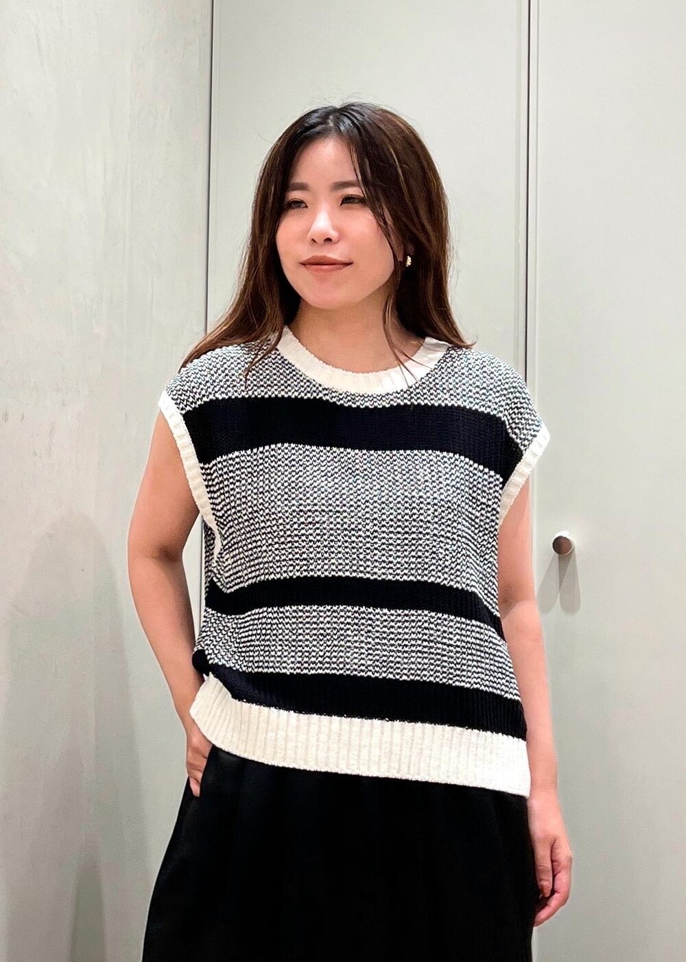 「キャミワンピ、サテン、レッド、スクエア、スクエアバッグ、ボルドー、ワインレッド、ブラック、ニット、クルーネック、ボーダー、フレンチスリーブ、ポインテッドトゥ、ヒール、初夏コーデ」｜「E'PORの【E'POR】Y BAG Medium【メディア掲載】（ハンドバッグ、レッド系）」を使った、Hiyoさん（レディース・153cm）の秋コーディネートの4枚目の写真