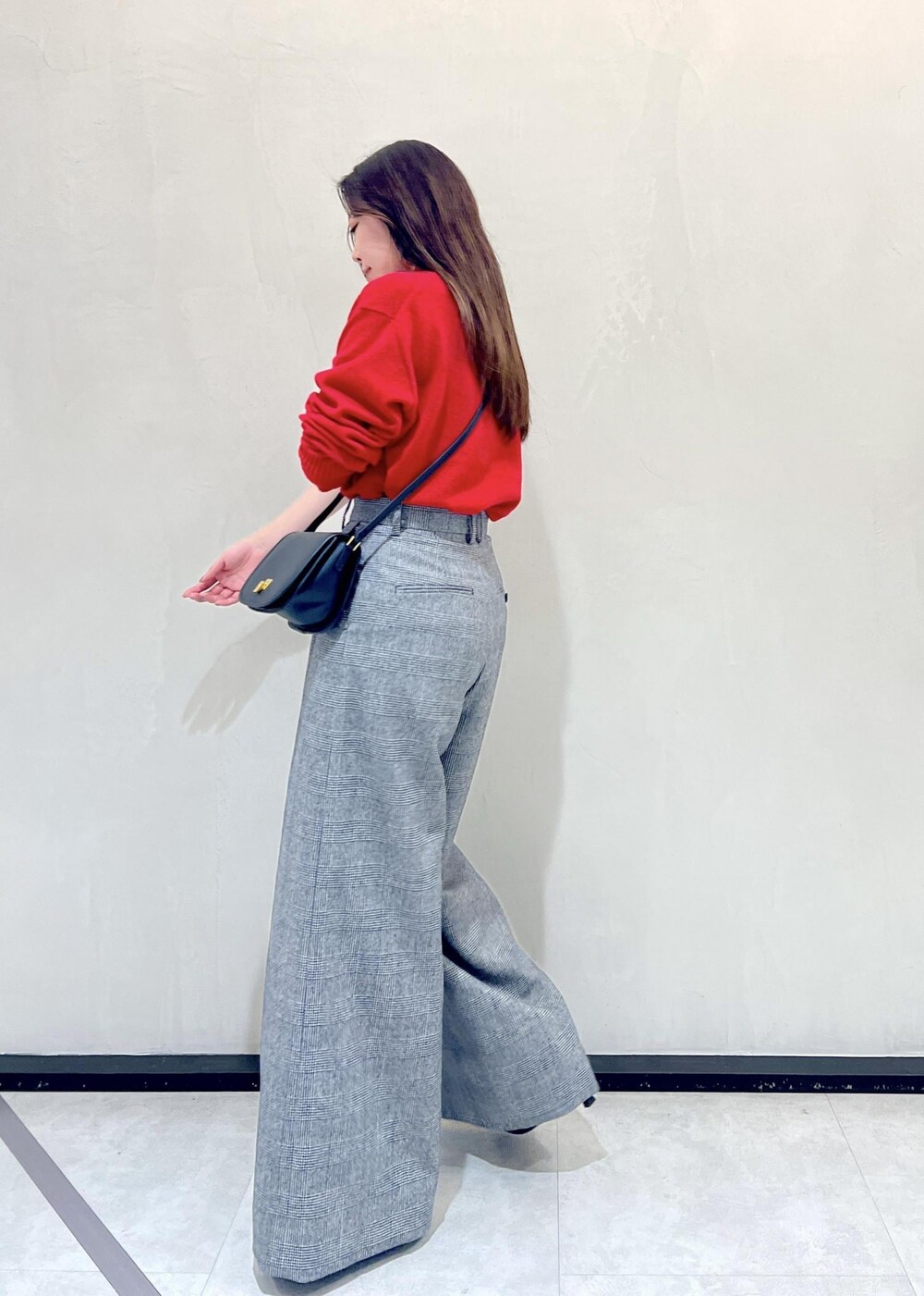 ブラック系のショルダーバッグ、ブラック系のブーツ、ブラック系のその他パンツを着用したレディースの冬コーディネートの3枚目の写真