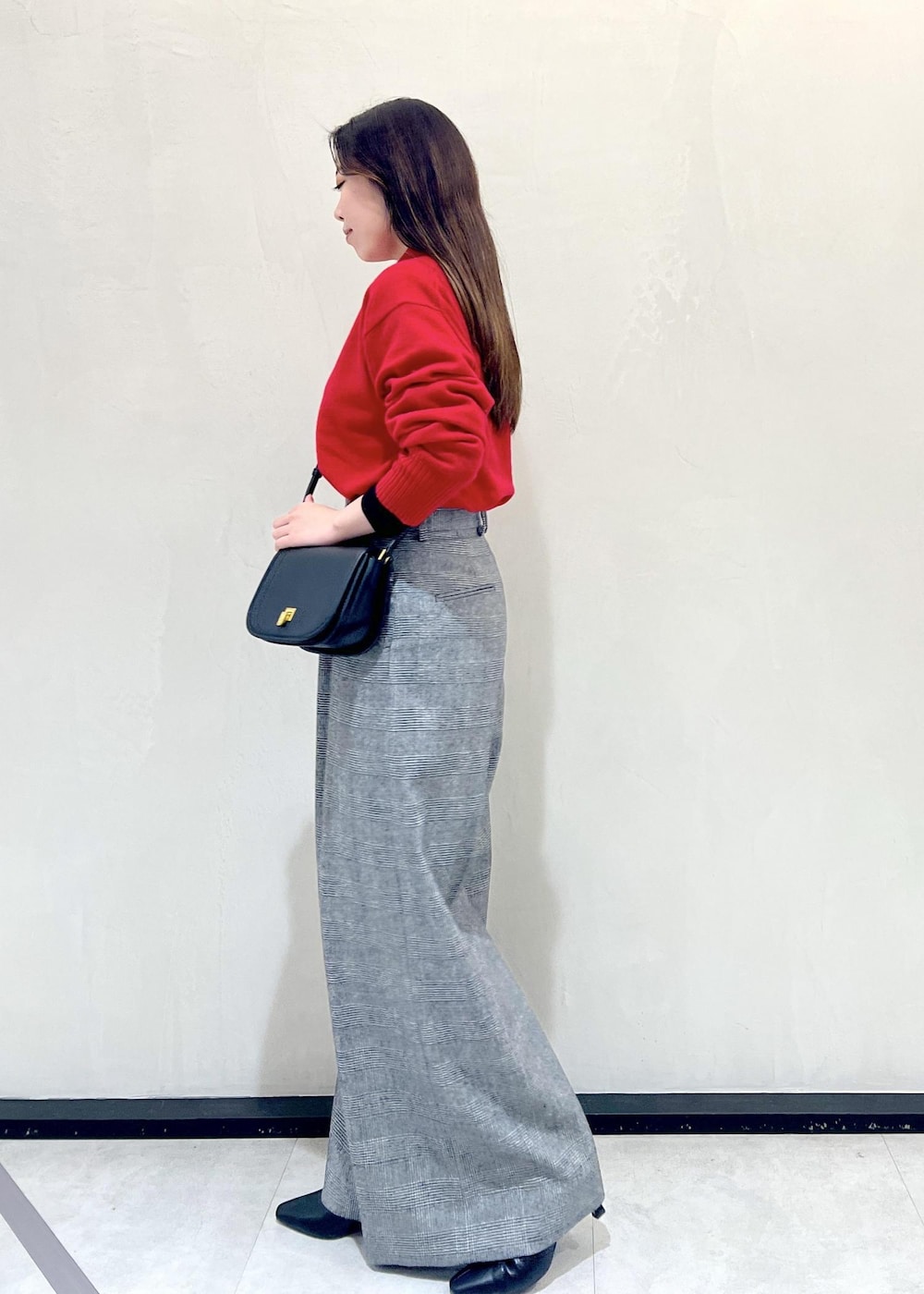 ブラック系のショルダーバッグ、ブラック系のブーツ、ブラック系のその他パンツを着用したレディースの冬コーディネートの2枚目の写真