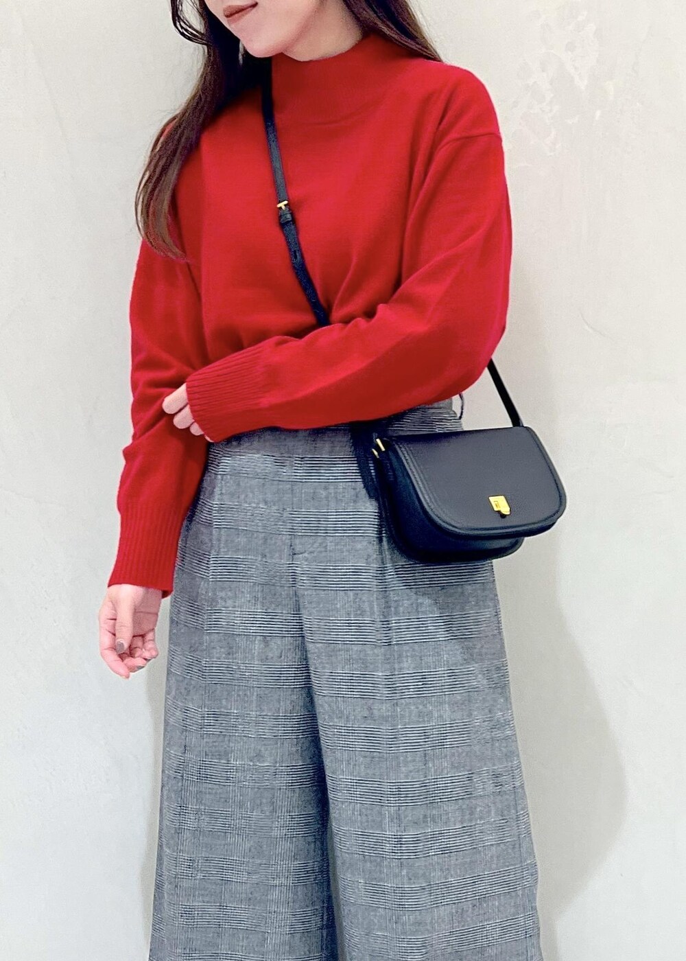 ブラック系のショルダーバッグ、ブラック系のブーツ、ブラック系のその他パンツを着用したレディースの冬コーディネートの6枚目の写真