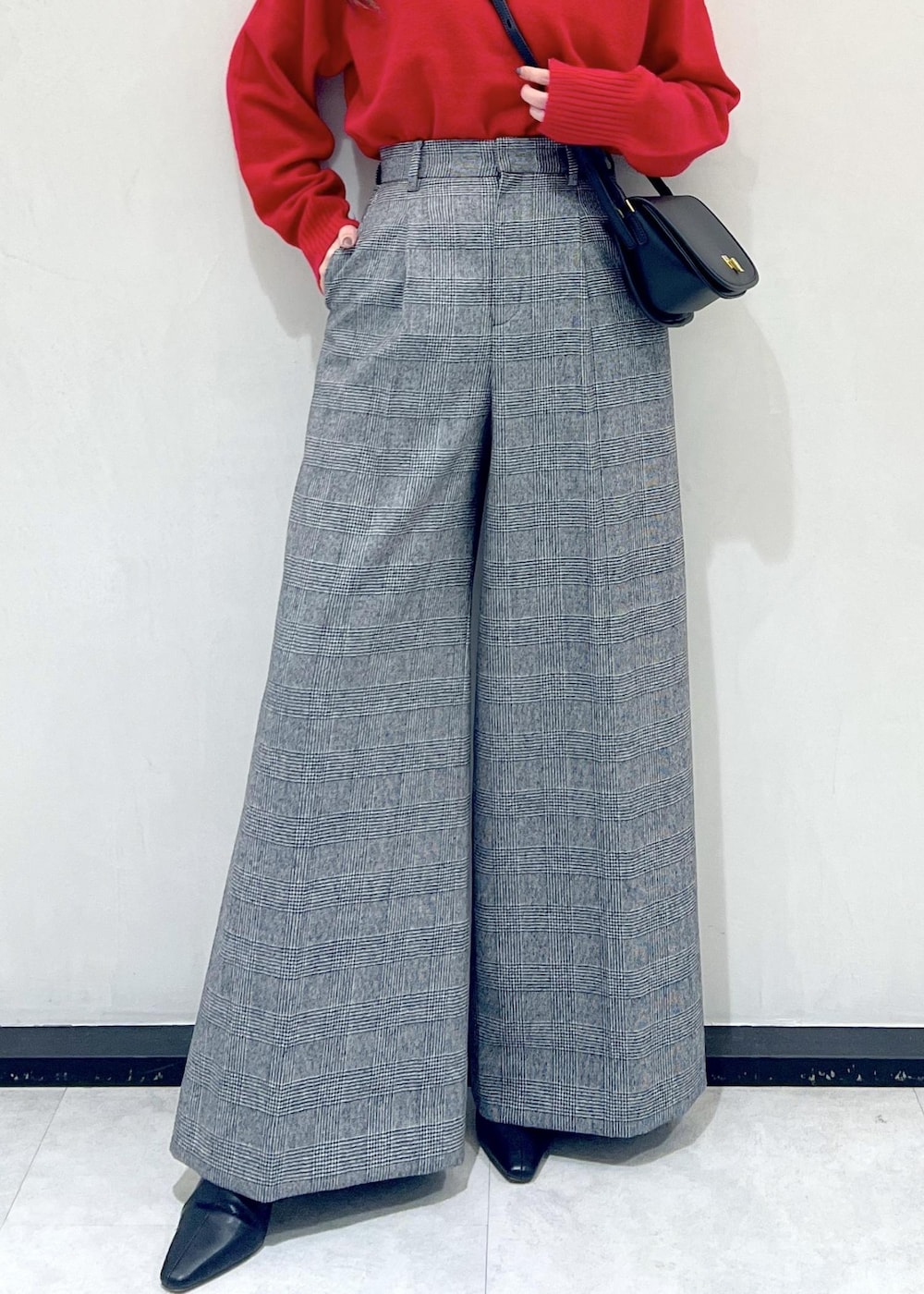 ブラック系のショルダーバッグ、ブラック系のブーツ、ブラック系のその他パンツを着用したレディースの冬コーディネートの5枚目の写真