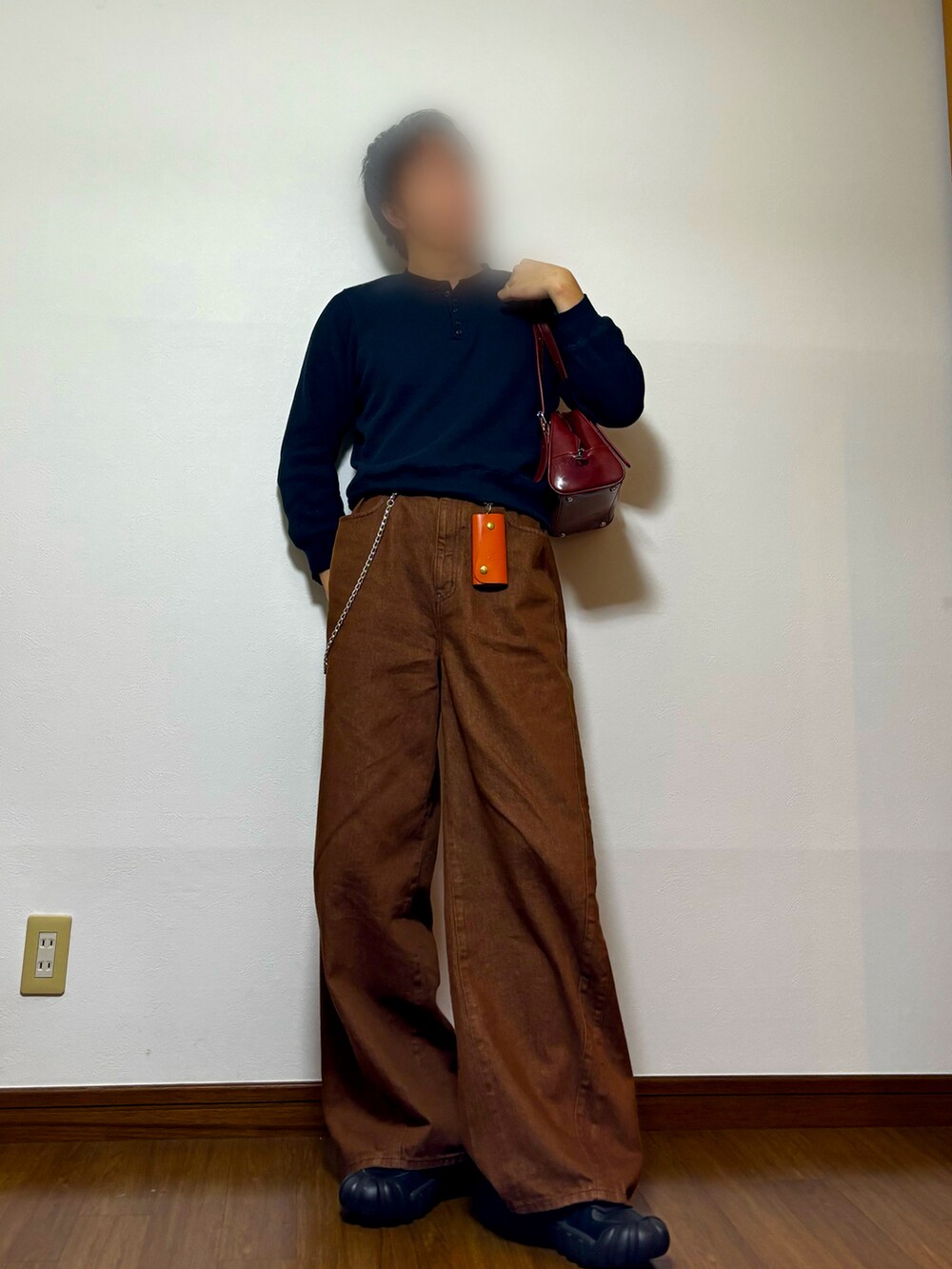 その他のニット/セーター、ブラウン系のデニムパンツ、ブラック系のスニーカーを着用したメンズの秋コーディネートの2枚目の写真