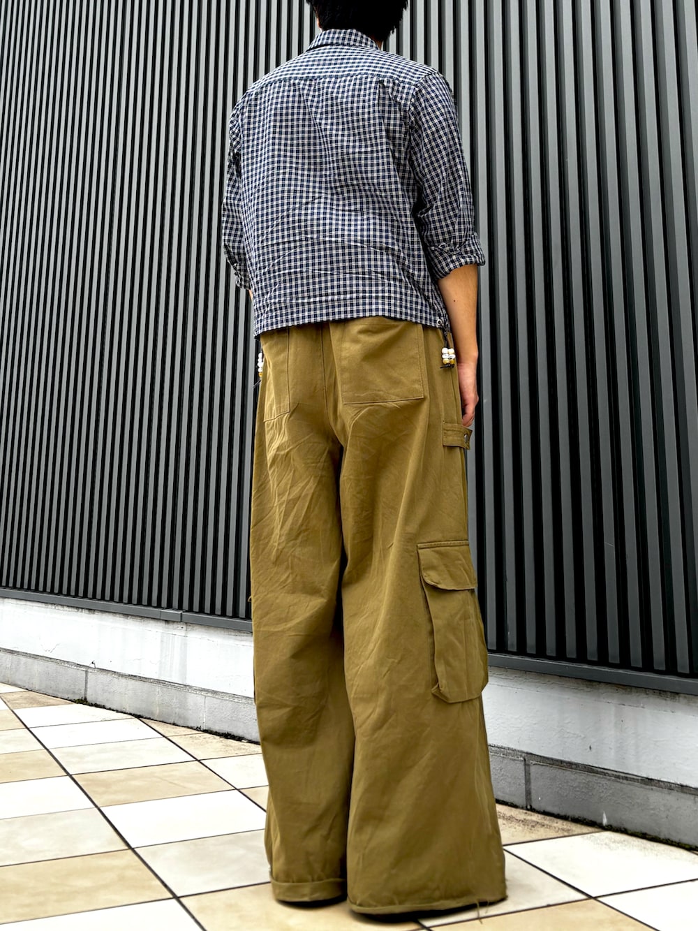 ブルー系のシャツ/ブラウス、グリーン系のカーゴパンツ、ブラック系のスニーカーを着用したメンズの秋コーディネートの2枚目の写真