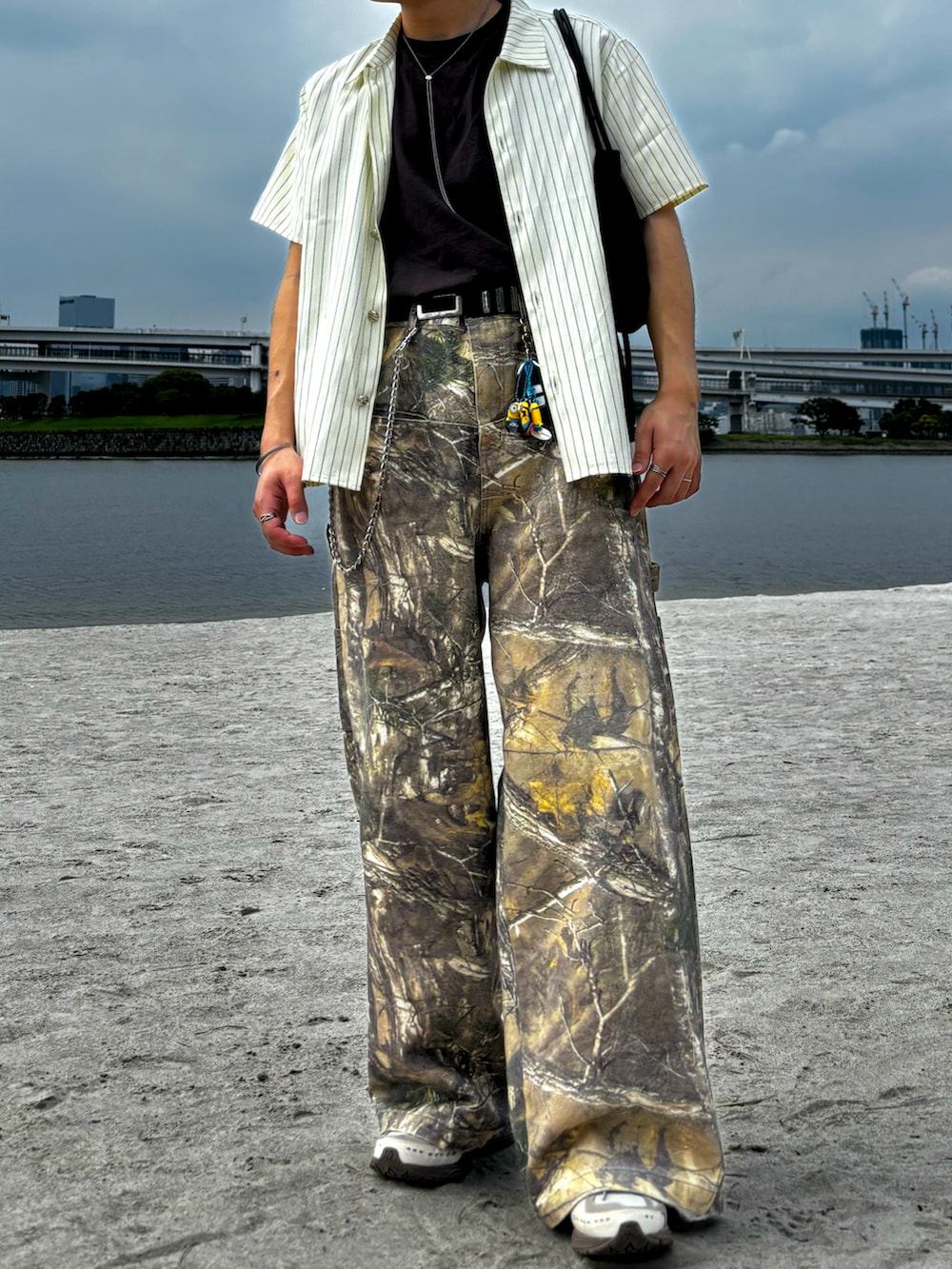 イエロー系のシャツ/ブラウス、その他のその他パンツ、ブラウン系のスニーカーを着用したメンズの夏コーディネートの2枚目の写真