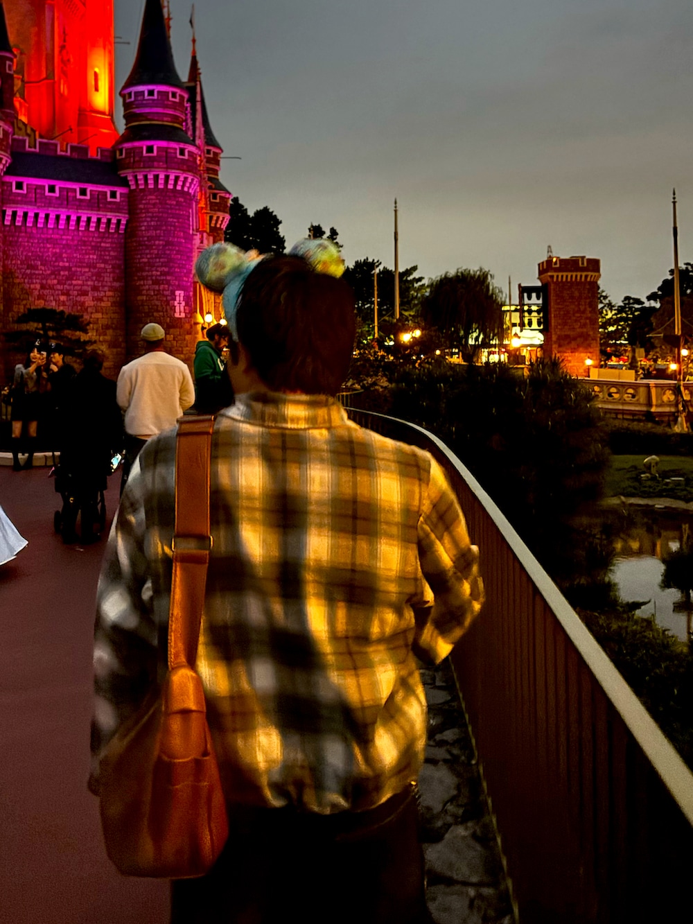 ベージュ系のブルゾン、ブラック系のカーゴパンツ、ブラック系のスニーカーを着用したメンズの秋コーディネートの2枚目の写真