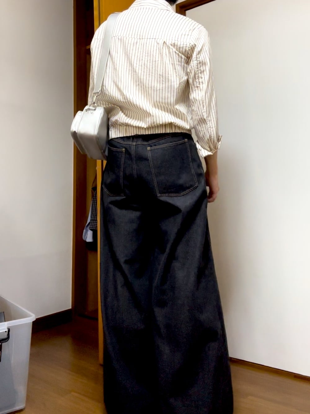 ベージュ系のブルゾン、ブルー系のデニムパンツ、ブラウン系のスニーカーを着用したメンズの秋コーディネートの2枚目の写真