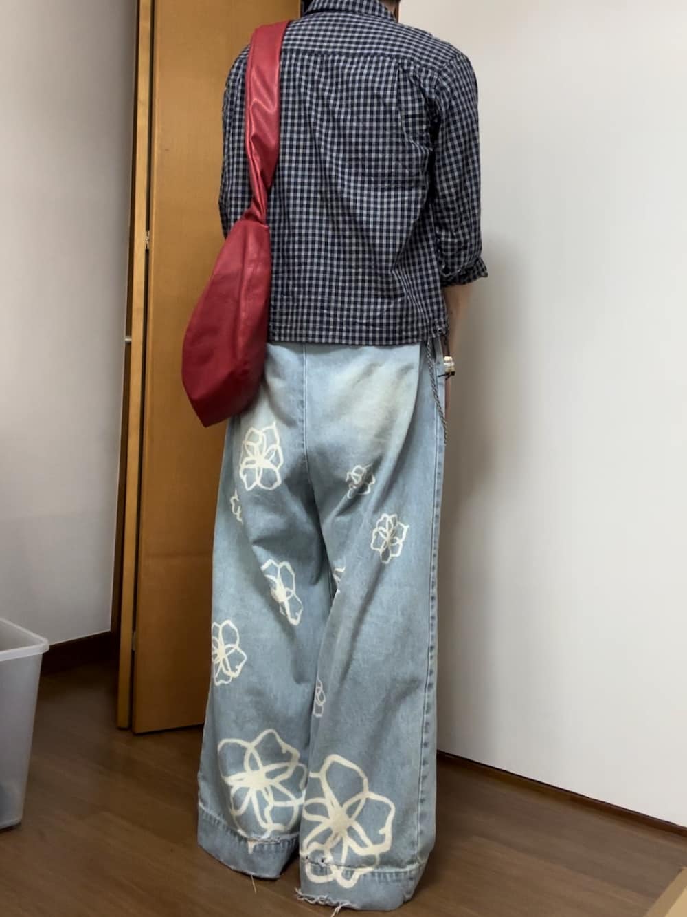 ブルー系のシャツ/ブラウス、レッド系のショルダーバッグ、ブルー系のデニムパンツを着用したメンズの秋コーディネートの2枚目の写真