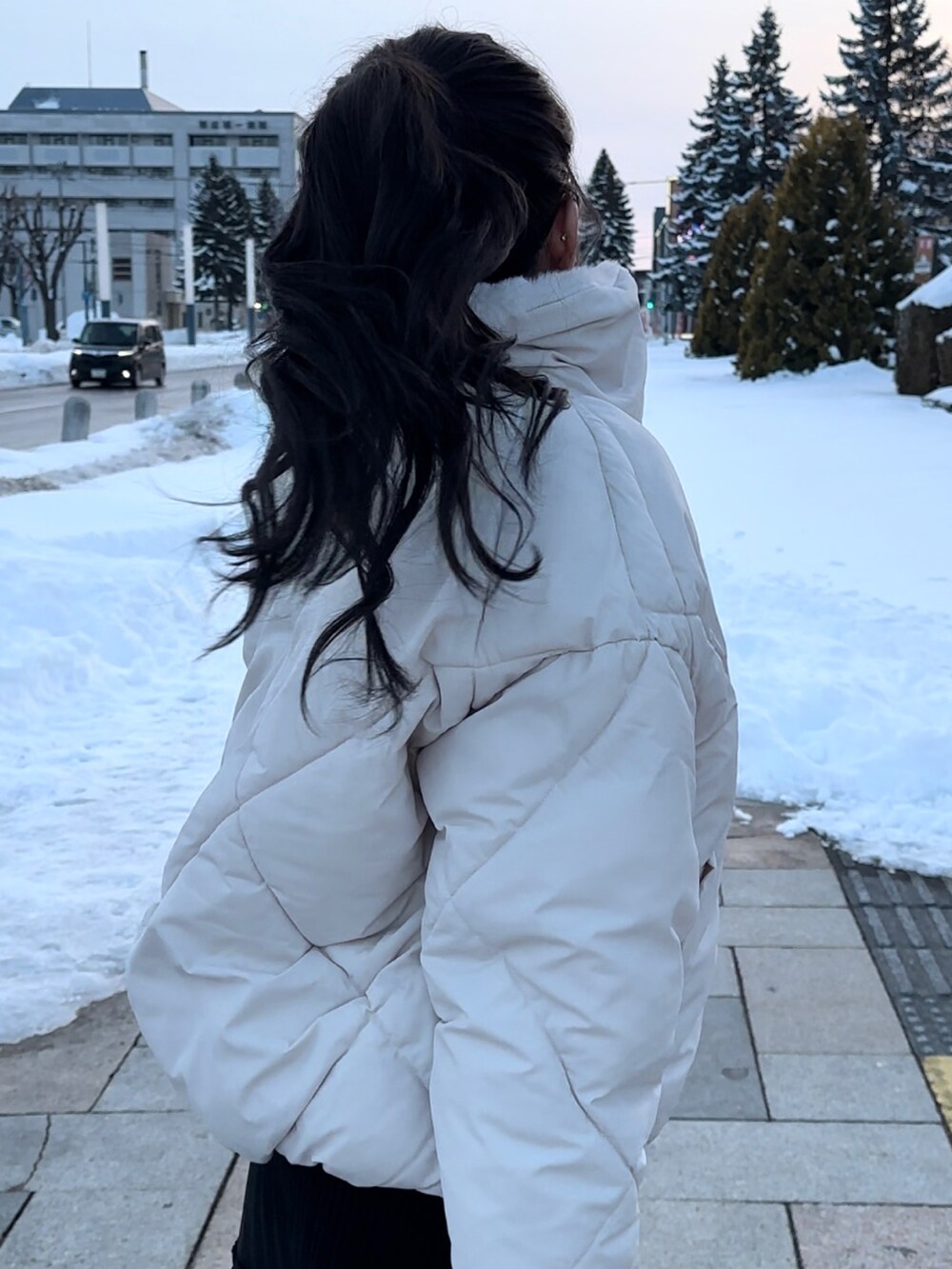ホワイト系のダウンジャケット/コートを着用したレディースの冬コーディネートの2枚目の写真