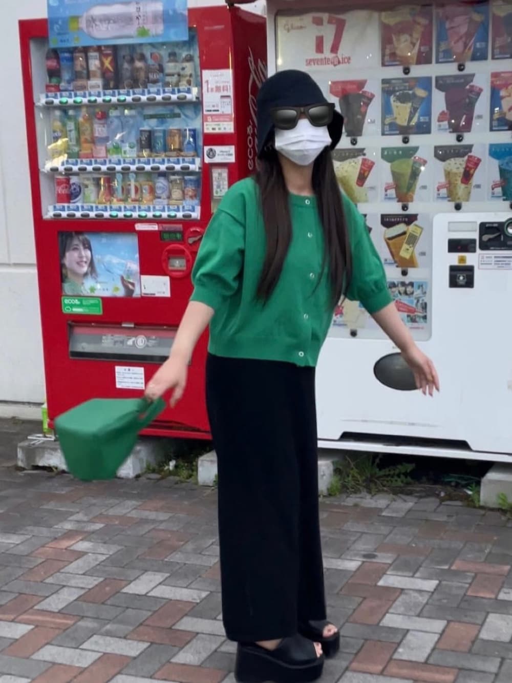 グリーン系のカーディガン/ボレロ、ブラック系のハットを着用したレディースの夏コーディネートの4枚目の写真