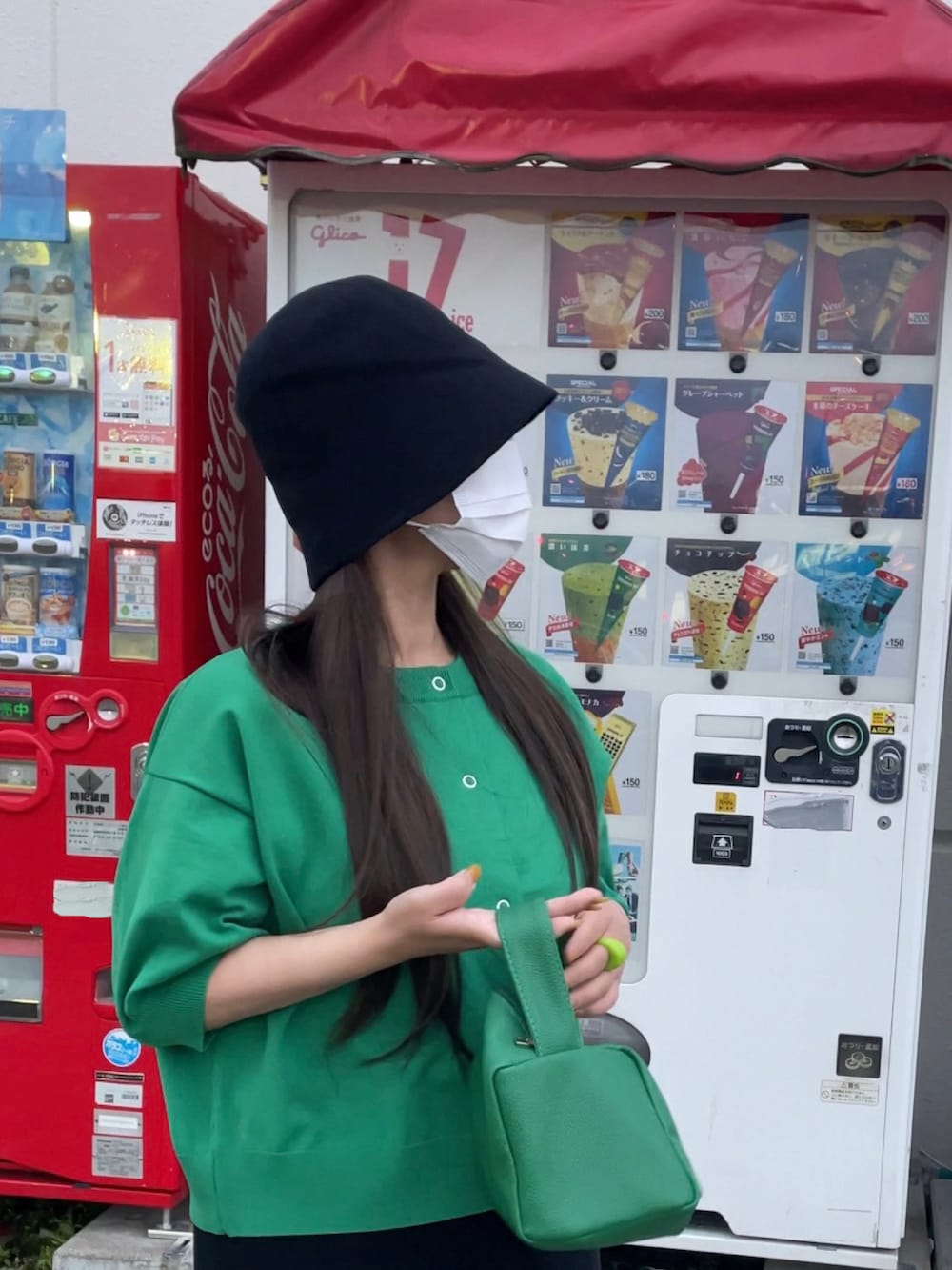 グリーン系のカーディガン/ボレロ、ブラック系のハットを着用したレディースの夏コーディネートの5枚目の写真