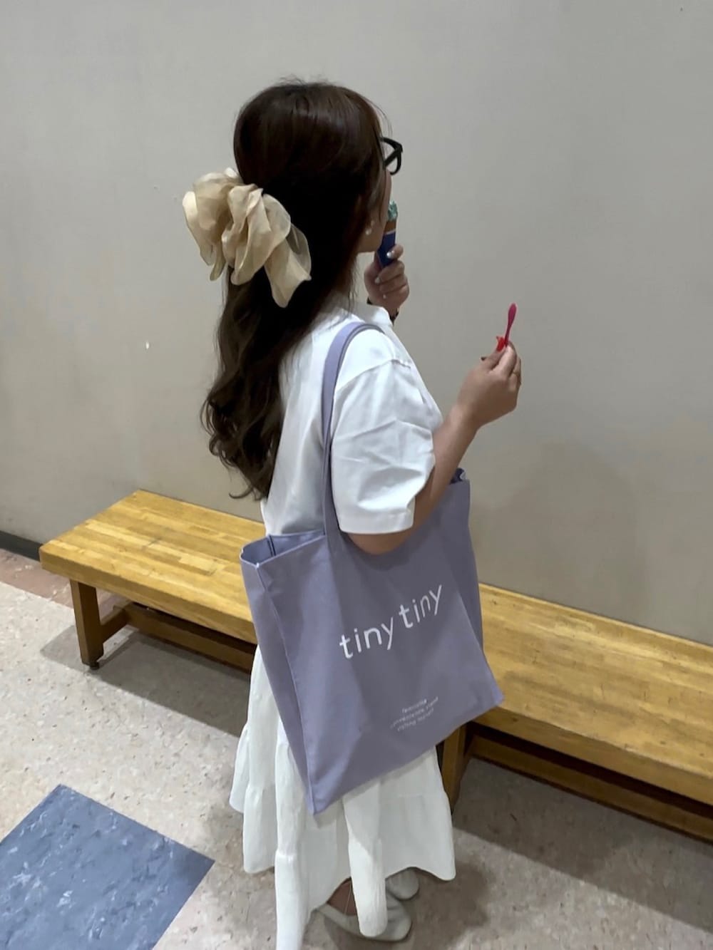 ホワイト系のTシャツ/カットソー、パープル系のトートバッグ、ホワイト系のパンプスを着用したレディースの夏コーディネートの3枚目の写真