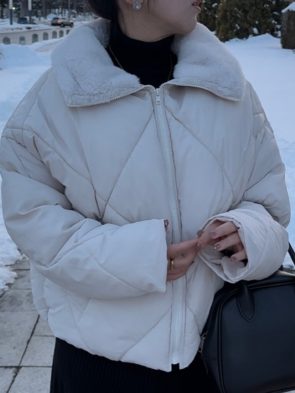 ホワイト系のダウンジャケット/コートを着用したレディースの冬コーディネートの3枚目の写真