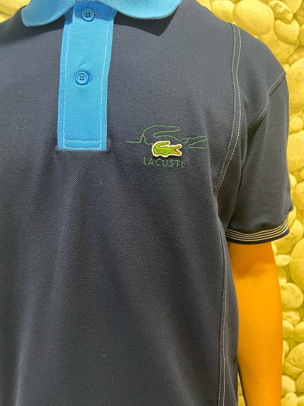 「初夏コーデ、ポロシャツ、LACOSTE、メンズファッション」｜「LACOSTEのカラー配色切り替えポロシャツ（ポロシャツ、ブルー系）」を使った、yamadaさん（メンズ・172cm）の夏コーディネートの4枚目の写真