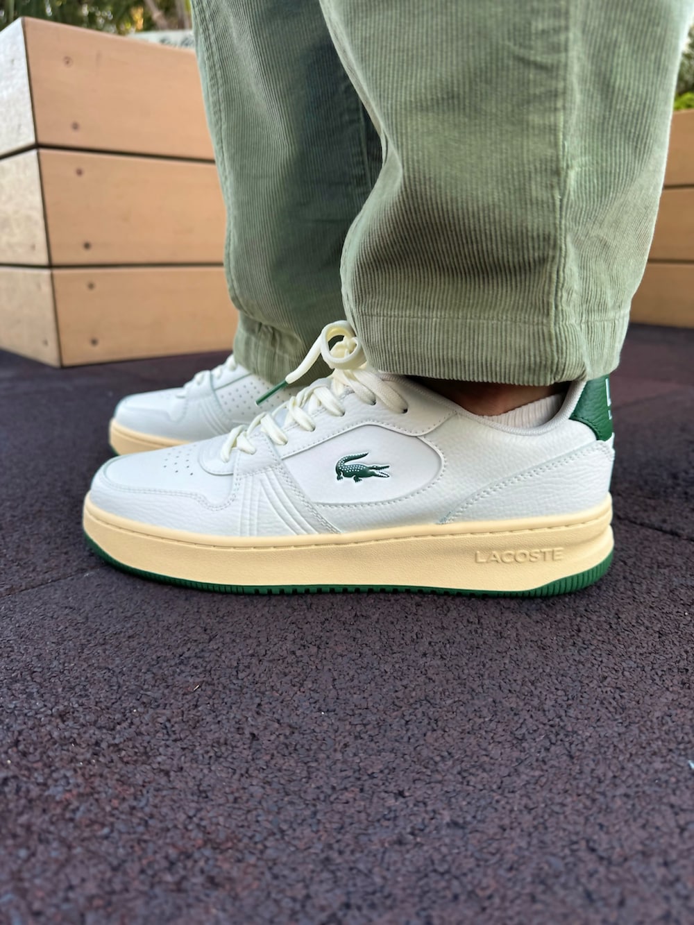 「ラフコーデ、スウェット、コーデュロイパンツ、スニーカー」｜「LACOSTEのセンターラインステッチ コーデュロイイージーパンツ（その他パンツ、グリーン系）」を使った、yamadaさん（メンズ・172cm）の春コーディネートの6枚目の写真