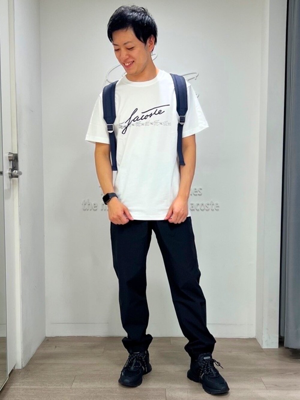 ブルー系のパーカー、ホワイト系のTシャツ/カットソー、ブラック系のその他パンツを着用したメンズの春コーディネートの2枚目の写真