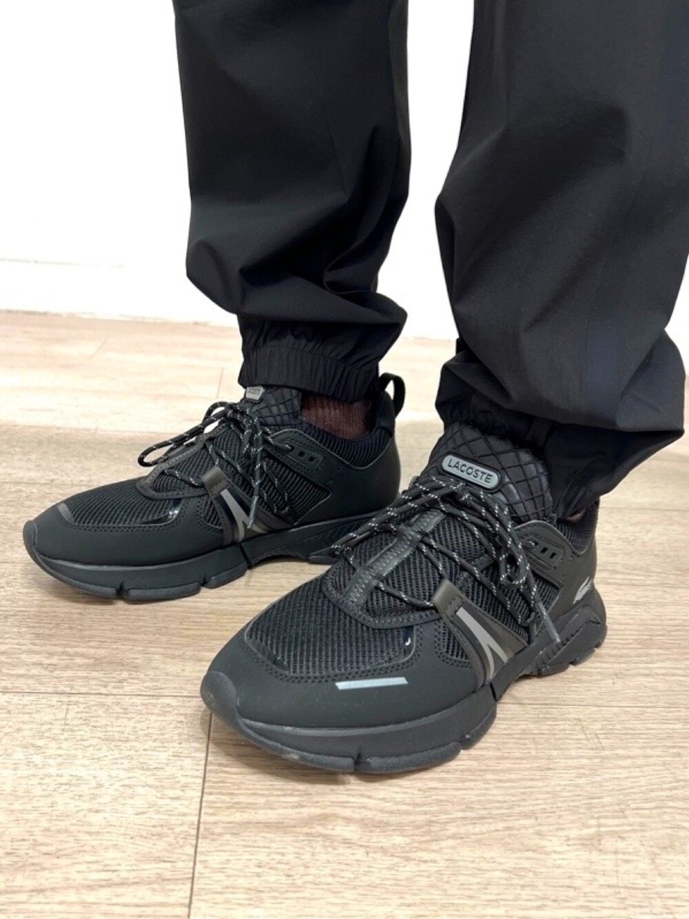 ブルー系のパーカー、ホワイト系のTシャツ/カットソー、ブラック系のその他パンツを着用したメンズの春コーディネートの6枚目の写真