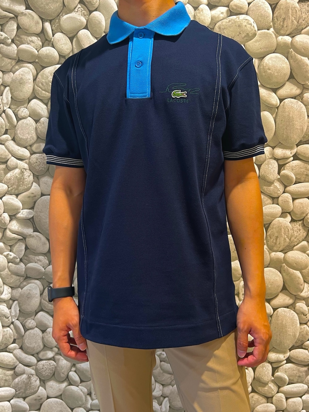 「初夏コーデ、ポロシャツ、LACOSTE、メンズファッション」｜「LACOSTEのカラー配色切り替えポロシャツ（ポロシャツ、ブルー系）」を使った、yamadaさん（メンズ・172cm）の夏コーディネートの3枚目の写真