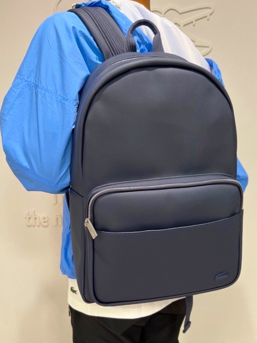 ブルー系のパーカー、ホワイト系のTシャツ/カットソー、ブラック系のその他パンツを着用したメンズの春コーディネートの4枚目の写真