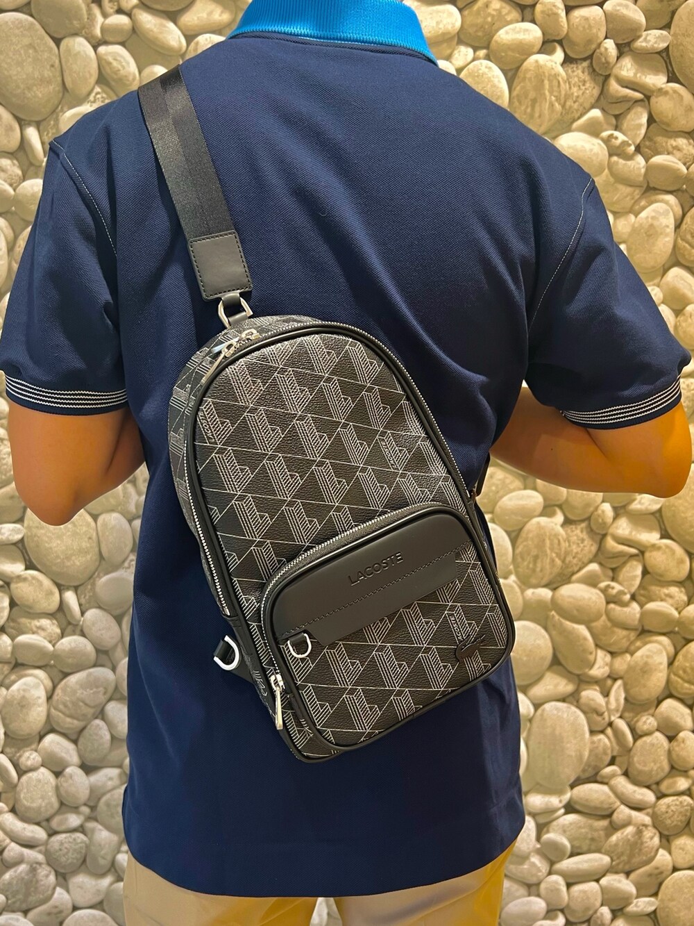 「初夏コーデ、ポロシャツ、LACOSTE、メンズファッション」｜「LACOSTEのカラー配色切り替えポロシャツ（ポロシャツ、ブルー系）」を使った、yamadaさん（メンズ・172cm）の夏コーディネートの5枚目の写真