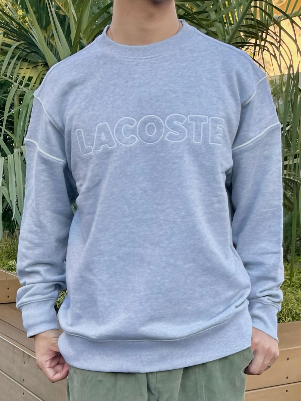 「ラフコーデ、スウェット、コーデュロイパンツ、スニーカー」｜「LACOSTEのセンターラインステッチ コーデュロイイージーパンツ（その他パンツ、グリーン系）」を使った、yamadaさん（メンズ・172cm）の春コーディネートの3枚目の写真