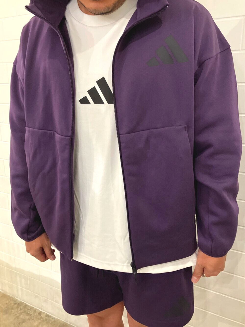 パープル系のその他パンツ、パープル系のパーカー、ホワイト系のTシャツ/カットソーを着用したメンズの秋コーディネートの3枚目の写真