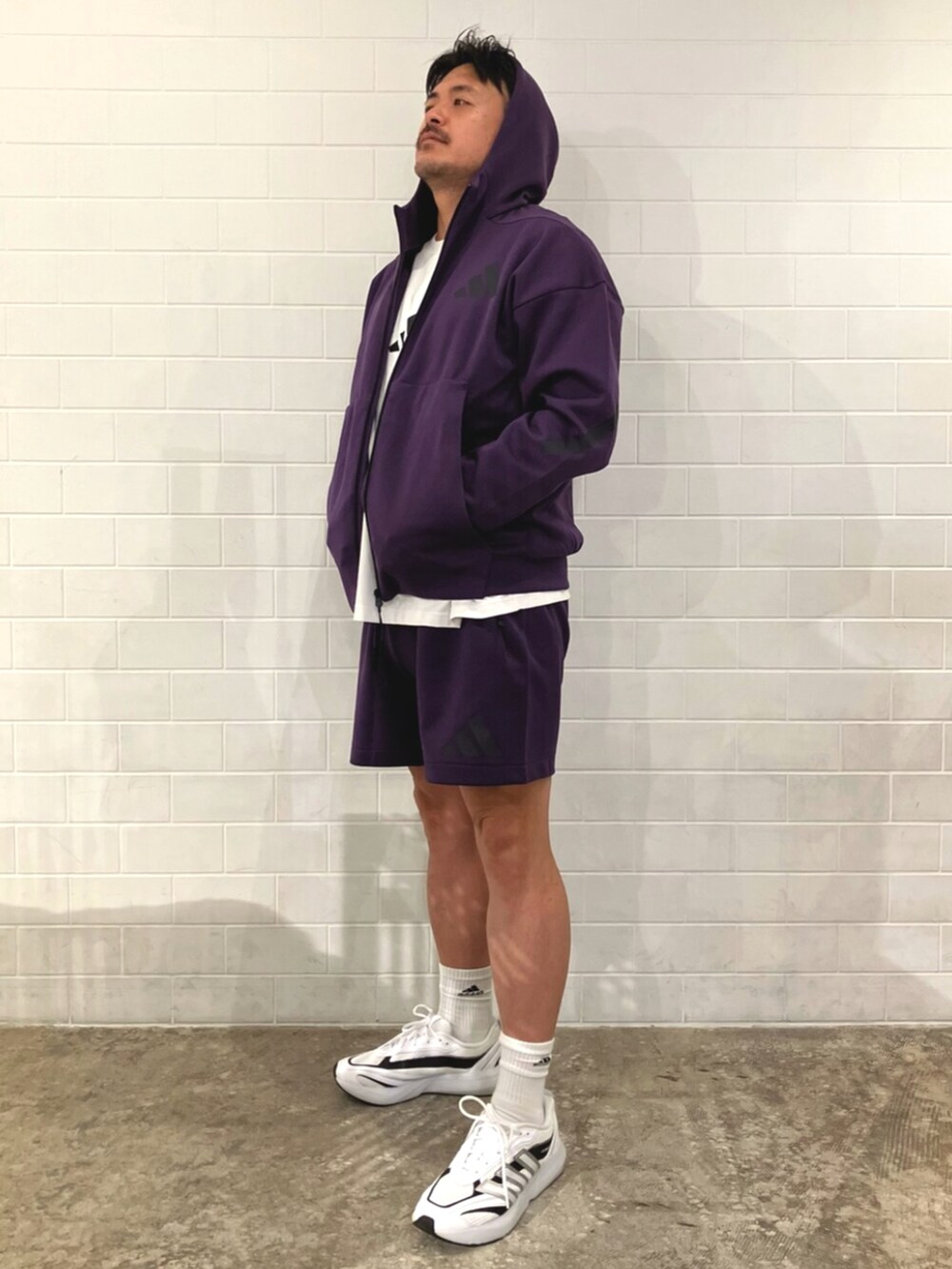 パープル系のその他パンツ、パープル系のパーカー、ホワイト系のTシャツ/カットソーを着用したメンズの秋コーディネートの2枚目の写真