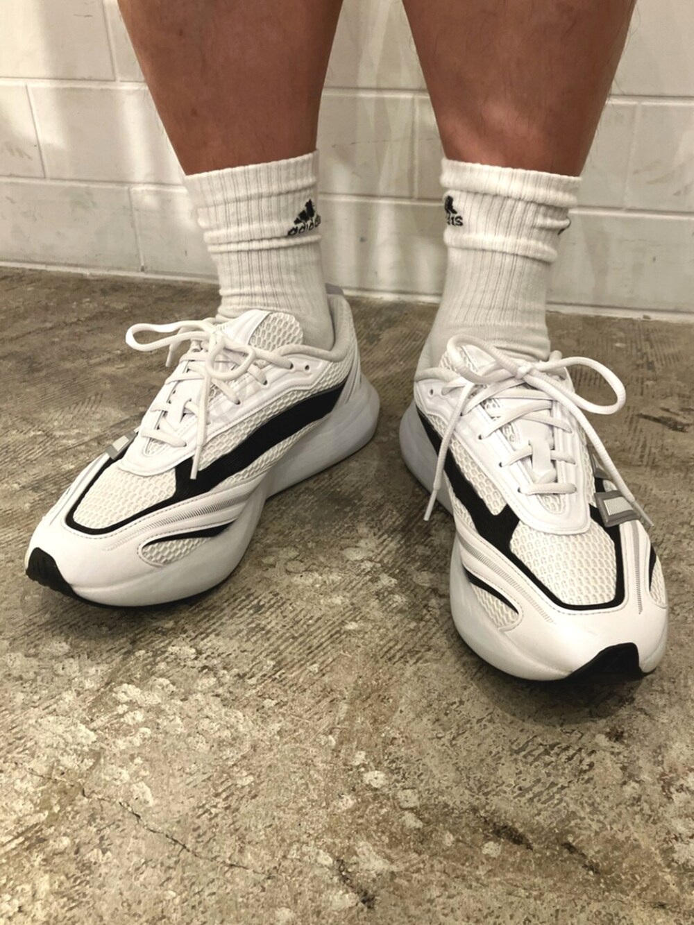 パープル系のその他パンツ、パープル系のパーカー、ホワイト系のTシャツ/カットソーを着用したメンズの秋コーディネートの4枚目の写真