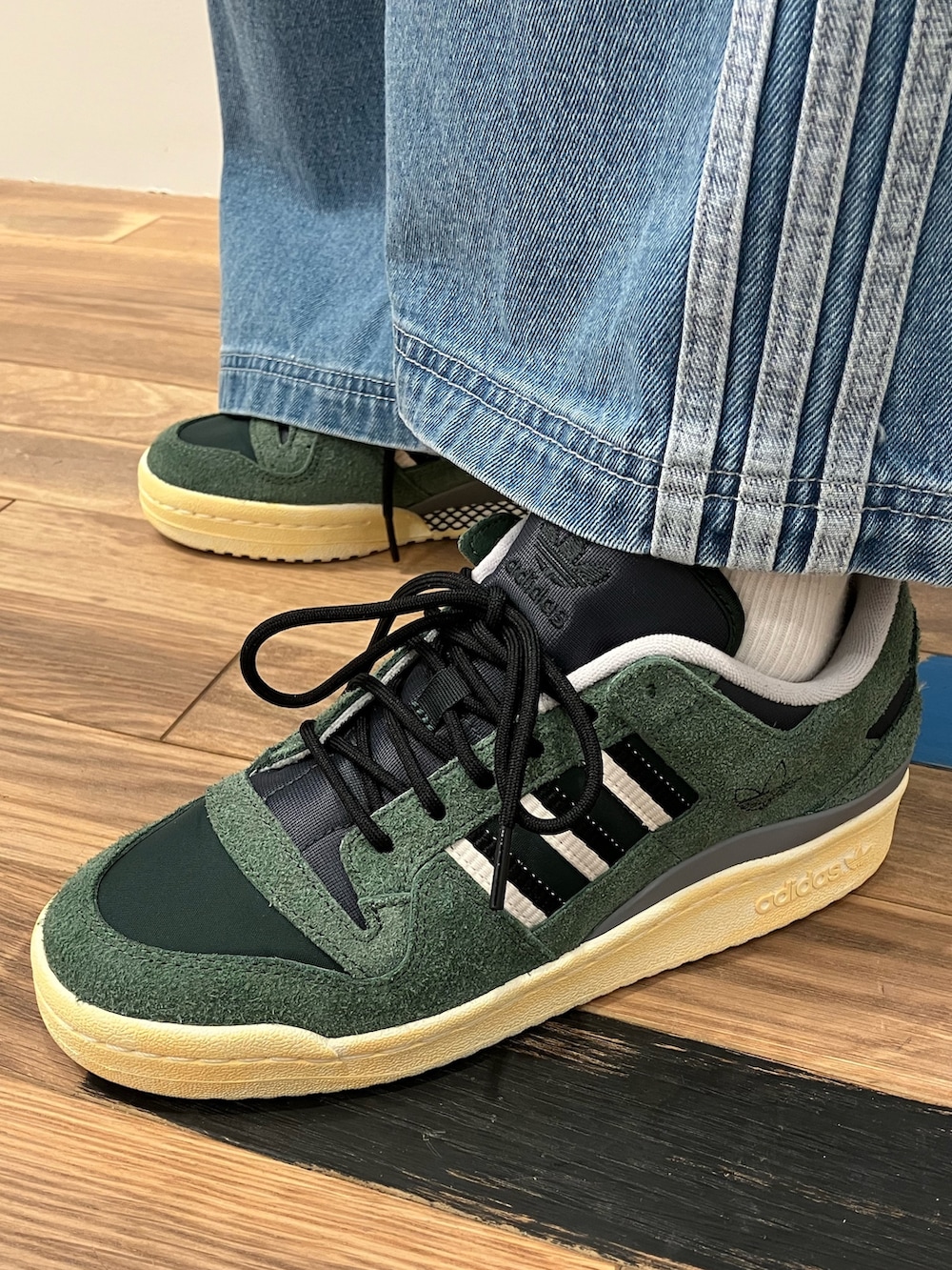 【美品】adidas オリジナルス ニュートラルコート デニムパンツ フレア27 KA(アディダス オリジナルスショップ ダイバーシティ東京 プラザ