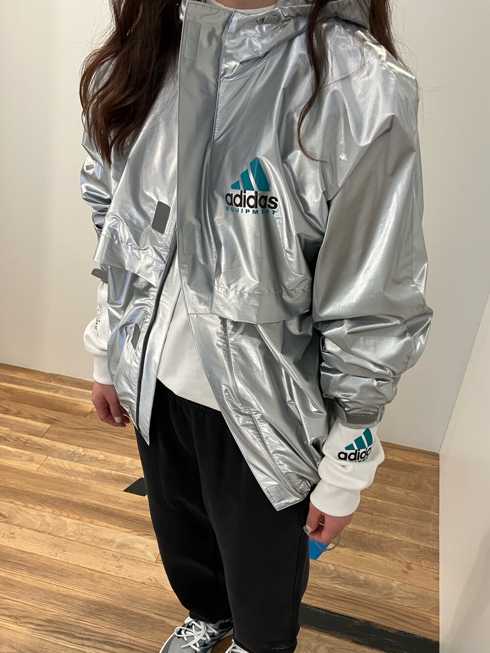 KAさんの「EQT メタリック ウインドブレーカー（adidas）」を使ったコーディネートの3枚目の写真