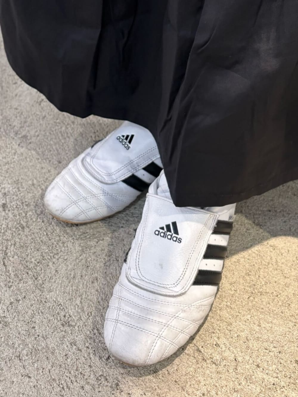「adidas、adidas originals、アディダス、アディダスオリジナルス、スカートスタイル、テコンドー、カジュアルコーデ 、休日スタイル」｜「adidasのテコンドー / Taekwondo（シューズ、ホワイト系）」を使った、nobさん（レディース・149cm）の春コーディネートの4枚目の写真