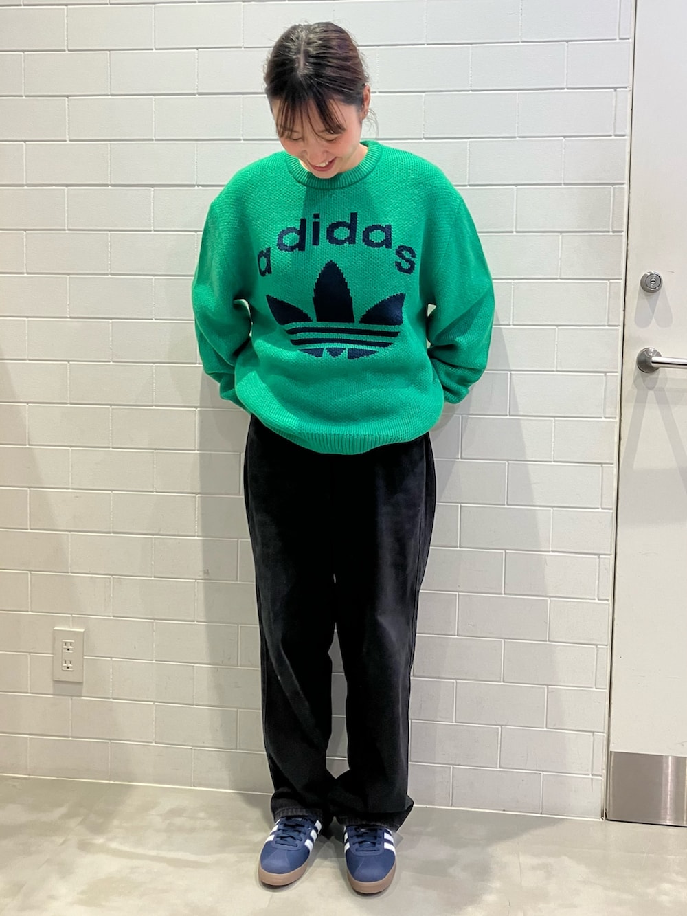 「スニーカー、セーター、adidas、アディダス、GORE-TEX、クルーネックセーター、adidas originals、アディダスオリジナルス、70s、ガゼル」｜「adidasのKNIT CREWNECK / アディダスオリジナルス adidas Originals（ニット/セーター、グリーン系）」を使った、HYさん（レディース・161cm）の秋コーディネートの2枚目の写真