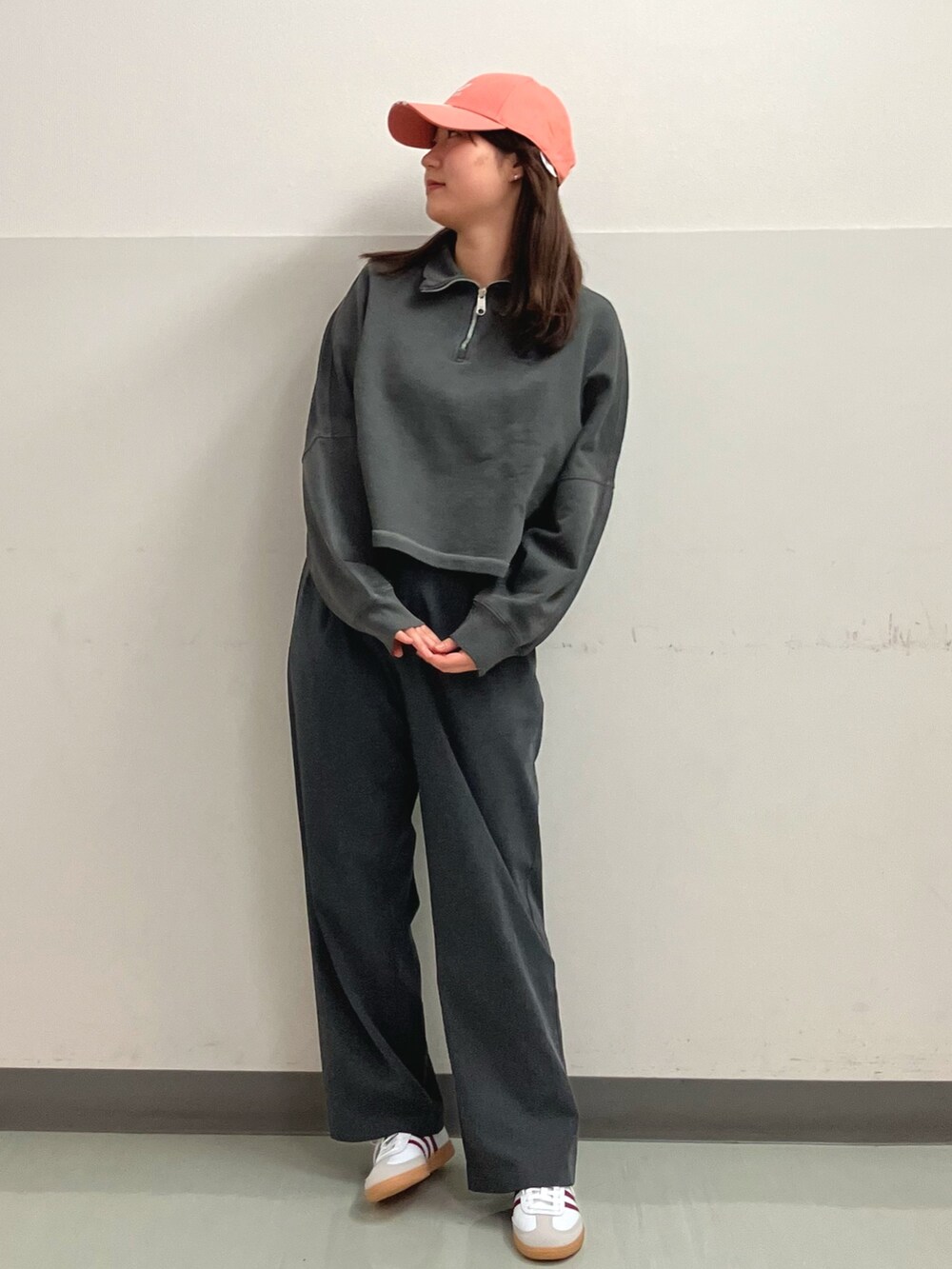 「スウェット、スニーカー、adidas、アディダス、adidas originals、クロップドトップス、アディダスオリジナルス、サンバ、ハーフジップ」｜「adidasのエッセンシャルズ+ スウェット / アディダスオリジナルス adidas Originals（スウェット、ブラック系）」を使った、HYさん（レディース・161cm）の春コーディネートの2枚目の写真