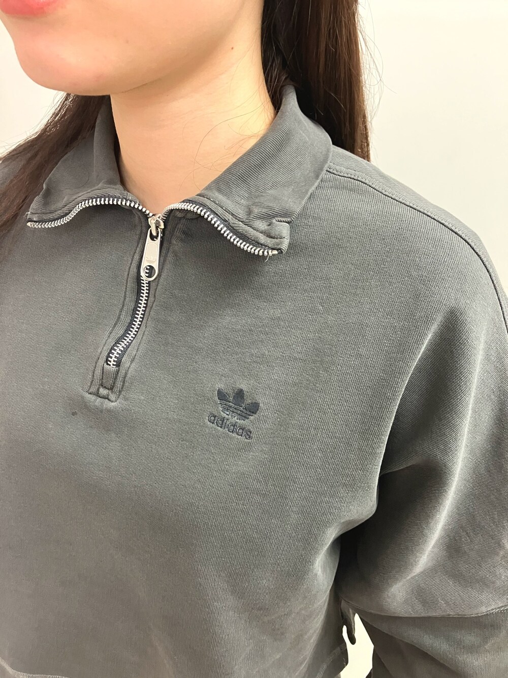 「スウェット、スニーカー、adidas、アディダス、adidas originals、クロップドトップス、アディダスオリジナルス、サンバ、ハーフジップ」｜「adidasのエッセンシャルズ+ スウェット / アディダスオリジナルス adidas Originals（スウェット、ブラック系）」を使った、HYさん（レディース・161cm）の春コーディネートの3枚目の写真