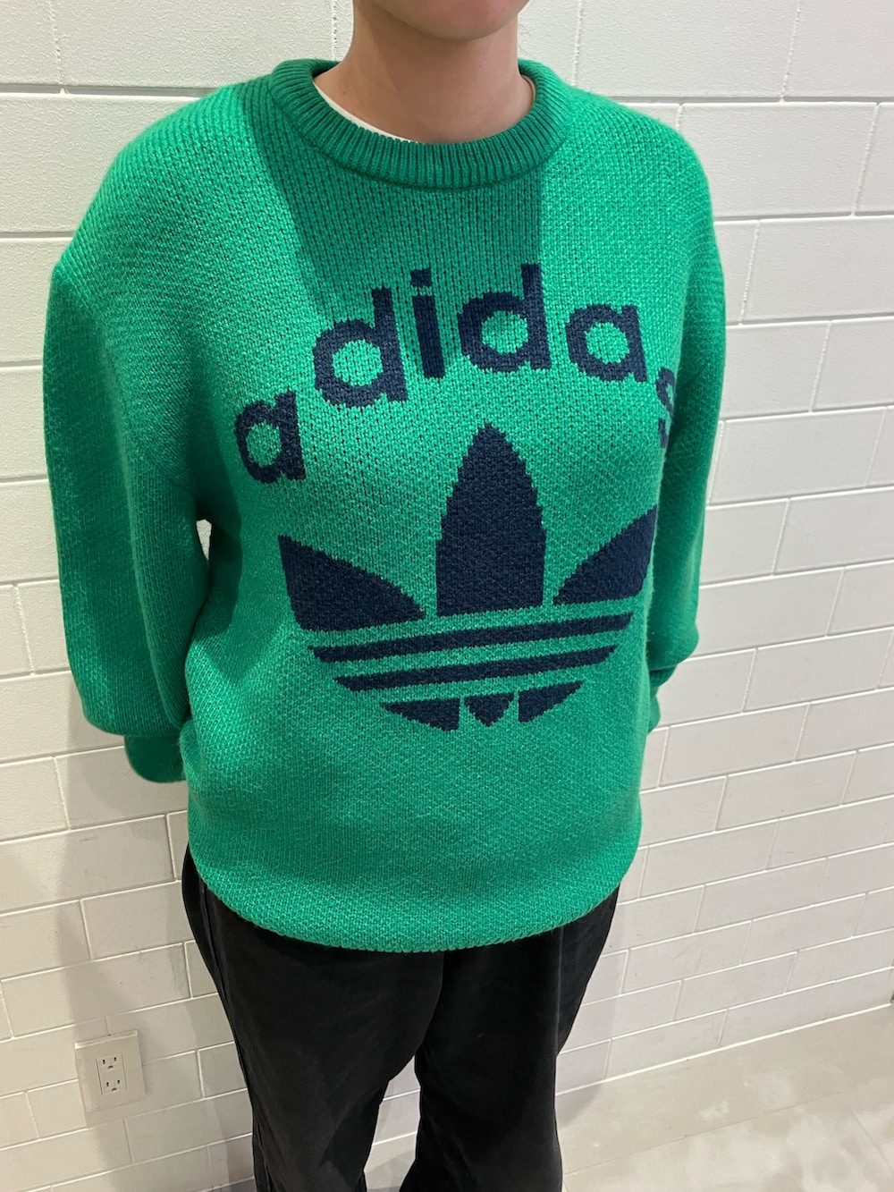 「スニーカー、セーター、adidas、アディダス、GORE-TEX、クルーネックセーター、adidas originals、アディダスオリジナルス、70s、ガゼル」｜「adidasのKNIT CREWNECK / アディダスオリジナルス adidas Originals（ニット/セーター、グリーン系）」を使った、HYさん（レディース・161cm）の秋コーディネートの3枚目の写真