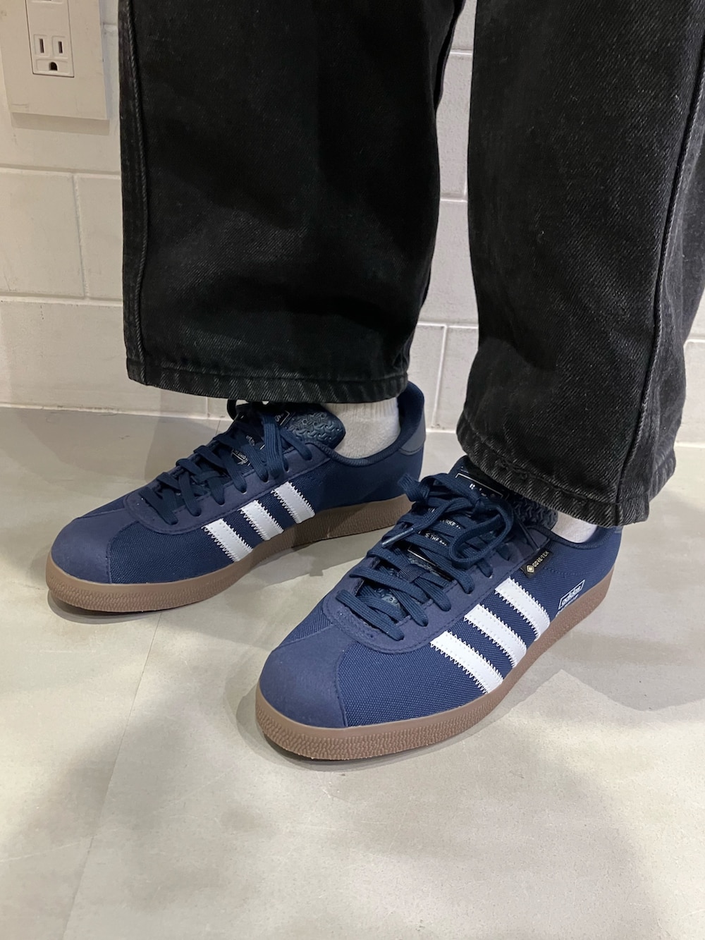 「スニーカー、セーター、adidas、アディダス、GORE-TEX、クルーネックセーター、adidas originals、アディダスオリジナルス、70s、ガゼル」｜「adidasのKNIT CREWNECK / アディダスオリジナルス adidas Originals（ニット/セーター、グリーン系）」を使った、HYさん（レディース・161cm）の秋コーディネートの4枚目の写真