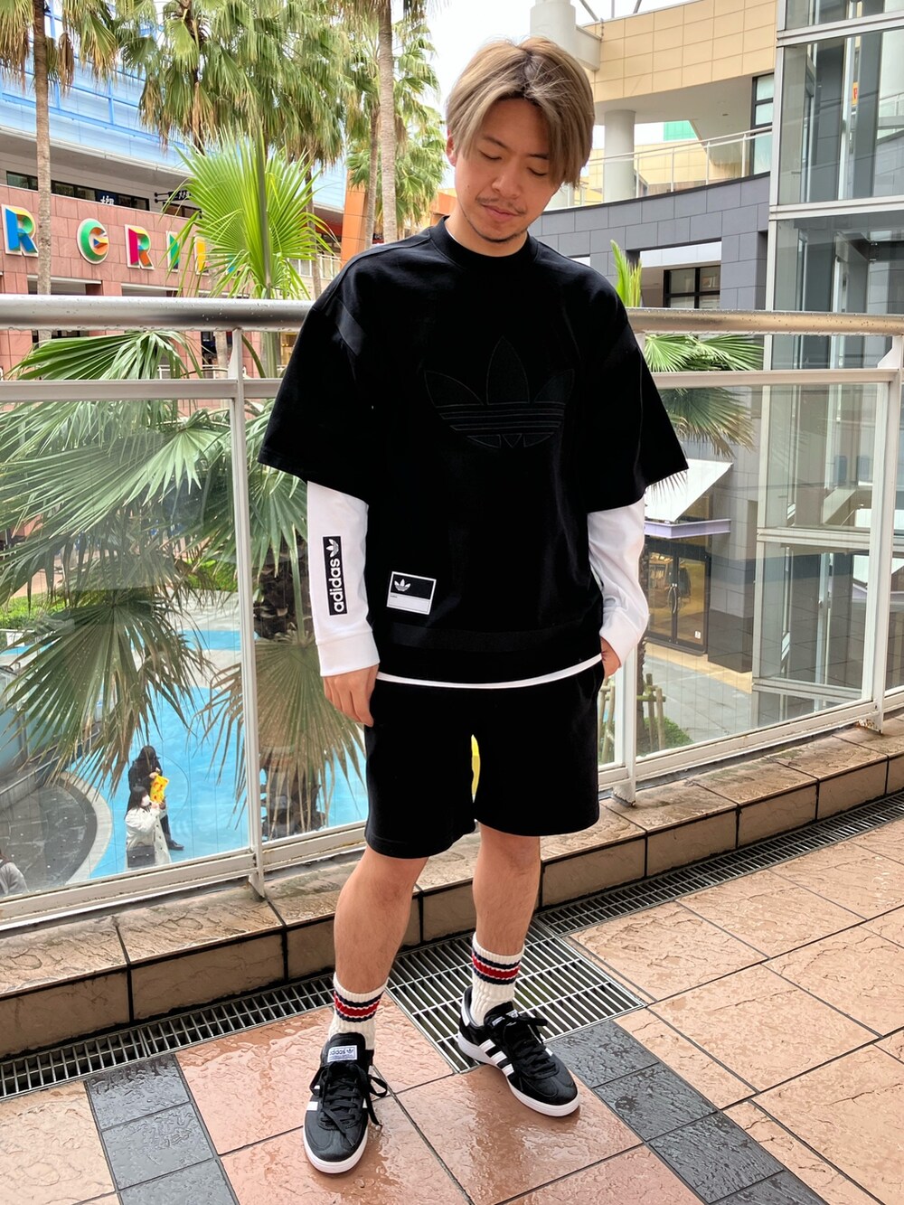 「スニーカー、Tシャツ、adidas、アディダス、ハーフパンツ、ショーツ、adidas originals、アディダスオリジナルス、半袖Ｔシャツ、ハンドボールスペツィアル」｜「adidasのクラシック ストリート プレミアム アディブレイクTシャツ（トップス、ブラック系）」を使った、TSさん（メンズ・170cm）の春コーディネートの3枚目の写真