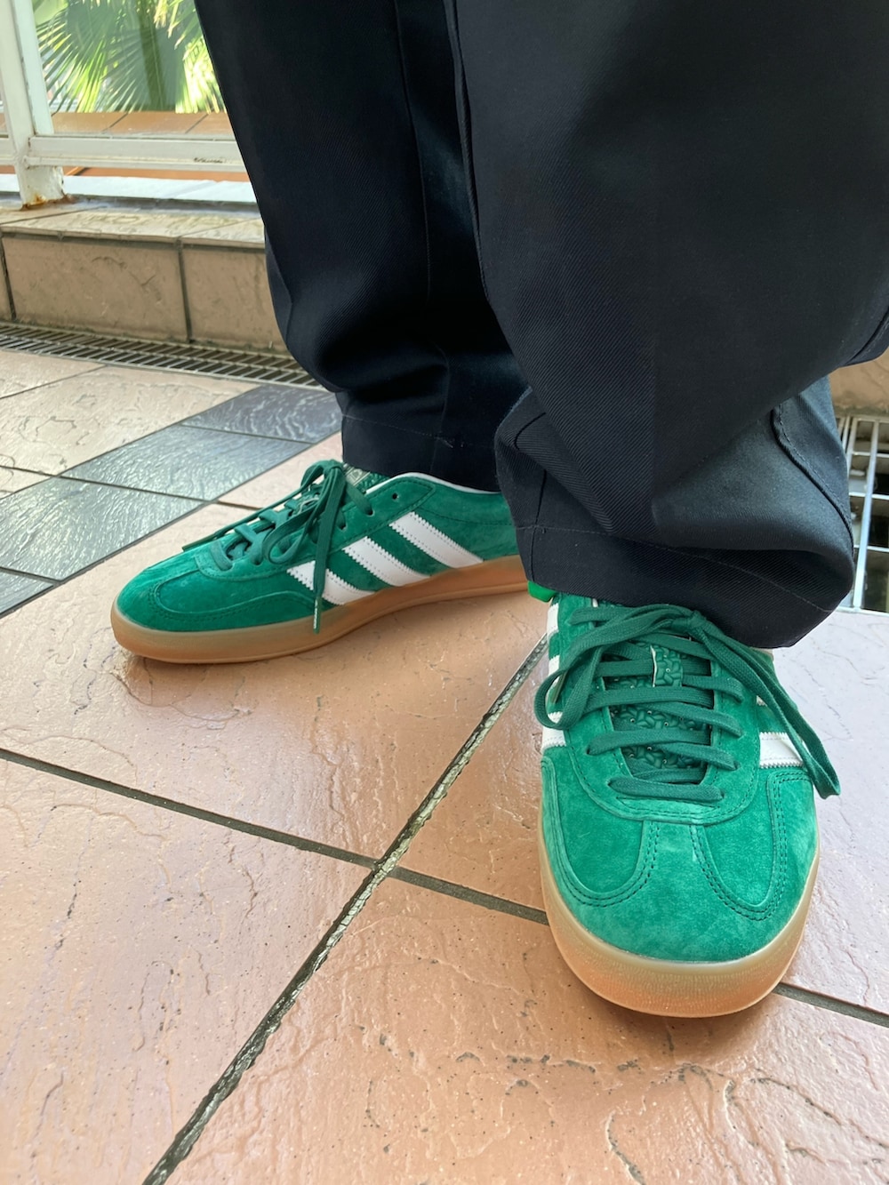 「スニーカー、Tシャツ、adidas、アディダス、adidas originals、アディダスオリジナルス、長袖Tシャツ、スリーストライプス、アディカラー、ガゼル」｜「adidasのアディカラー クラシックス スリーストライプス Tシャツ（Tシャツ/カットソー、グリーン系）」を使った、TSさん（メンズ・170cm）の夏コーディネートの4枚目の写真