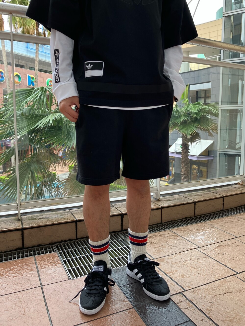 「スニーカー、Tシャツ、adidas、アディダス、ハーフパンツ、ショーツ、adidas originals、アディダスオリジナルス、半袖Ｔシャツ、ハンドボールスペツィアル」｜「adidasのクラシック ストリート プレミアム アディブレイクTシャツ（トップス、ブラック系）」を使った、TSさん（メンズ・170cm）の春コーディネートの2枚目の写真