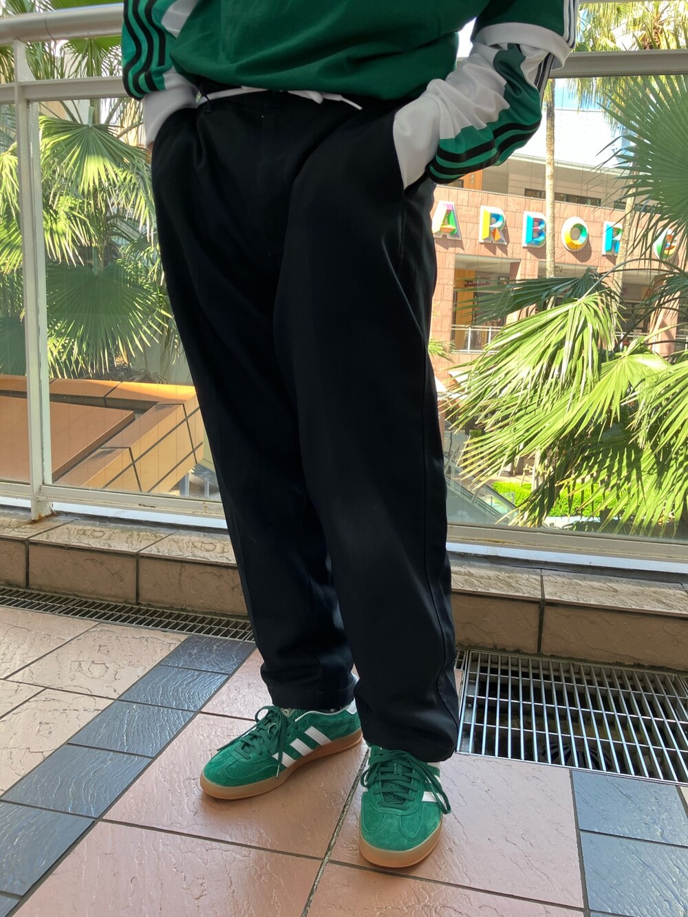 「スニーカー、Tシャツ、adidas、アディダス、adidas originals、アディダスオリジナルス、長袖Tシャツ、スリーストライプス、アディカラー、ガゼル」｜「adidasのアディカラー クラシックス スリーストライプス Tシャツ（Tシャツ/カットソー、グリーン系）」を使った、TSさん（メンズ・170cm）の夏コーディネートの2枚目の写真