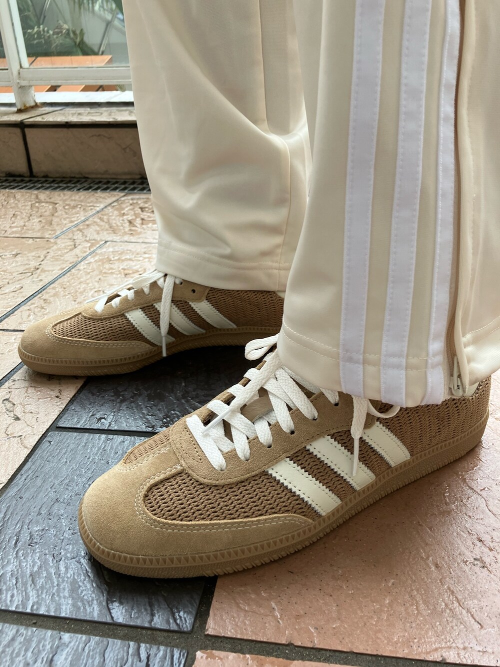 「スニーカー、adidas、アディダス、ポロシャツ、トラックパンツ、adidas originals、アディダスオリジナルス、ピンストライプ、ウインドブレーカー、サンバ」｜「adidasのアディダス ピンストライプ ウインドブレーカー（ナイロンジャケット、グリーン系）」を使った、TSさん（メンズ・170cm）の春コーディネートの4枚目の写真
